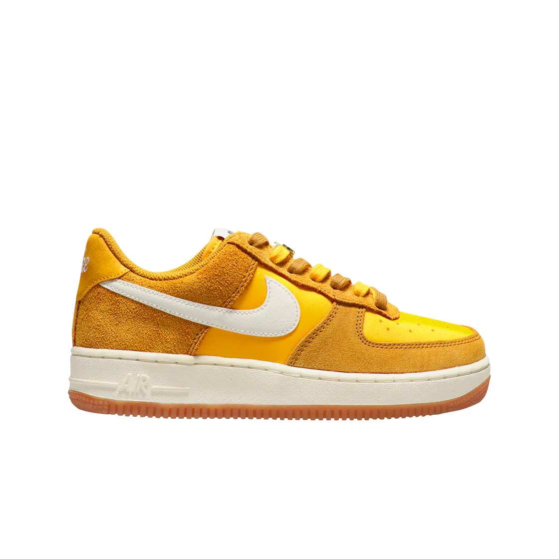 (W) 나이키 에어포스 1 '07 SE 퍼스트 유즈 유니버시티 골드((W) Nike Air Force 1 '07 SE First Use University Gold)