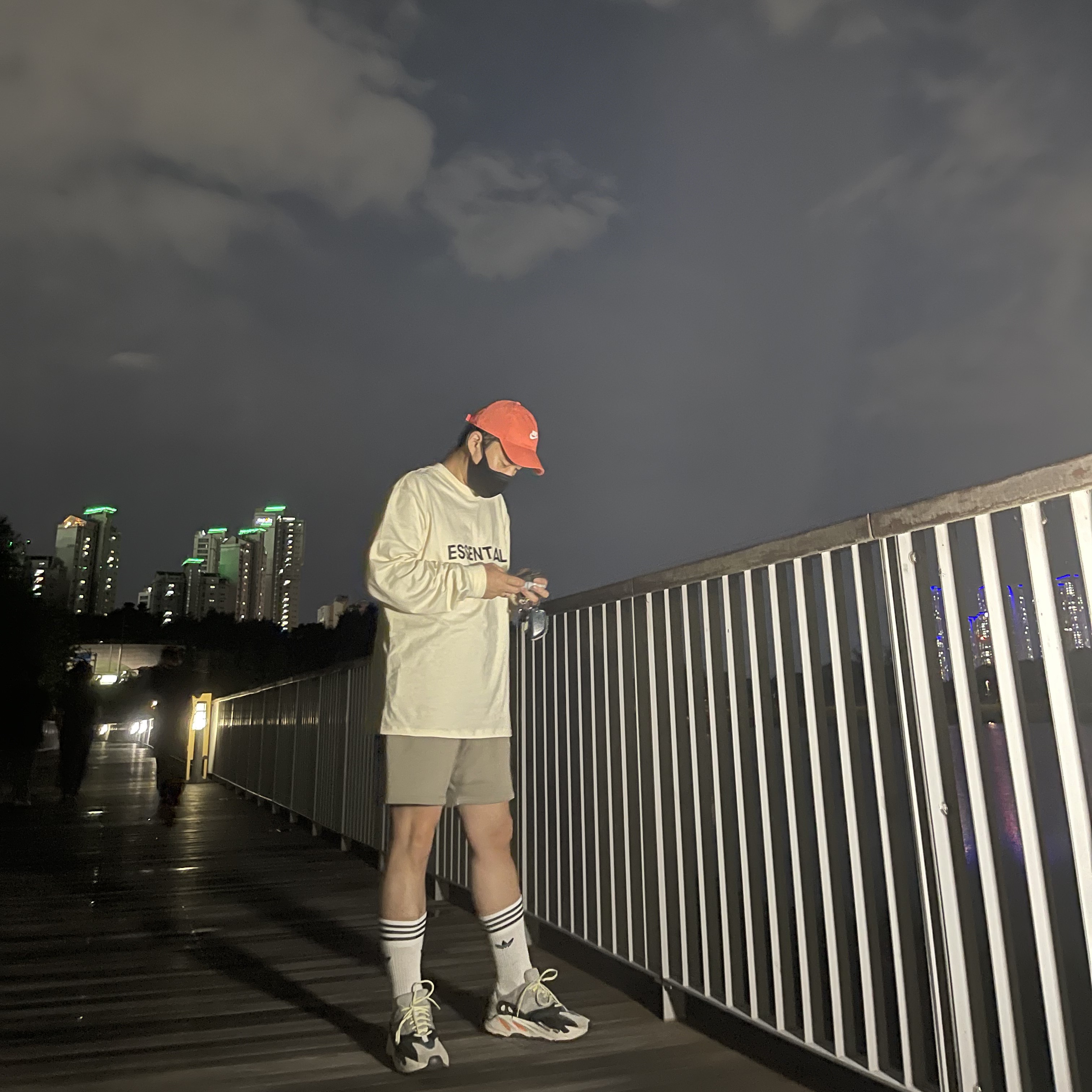 Adidas Yeezy Boost 700 Wave Runner Solid Grey 2017/2019, Essentials Sweatshorts Moss - 21SS 착용 스타일