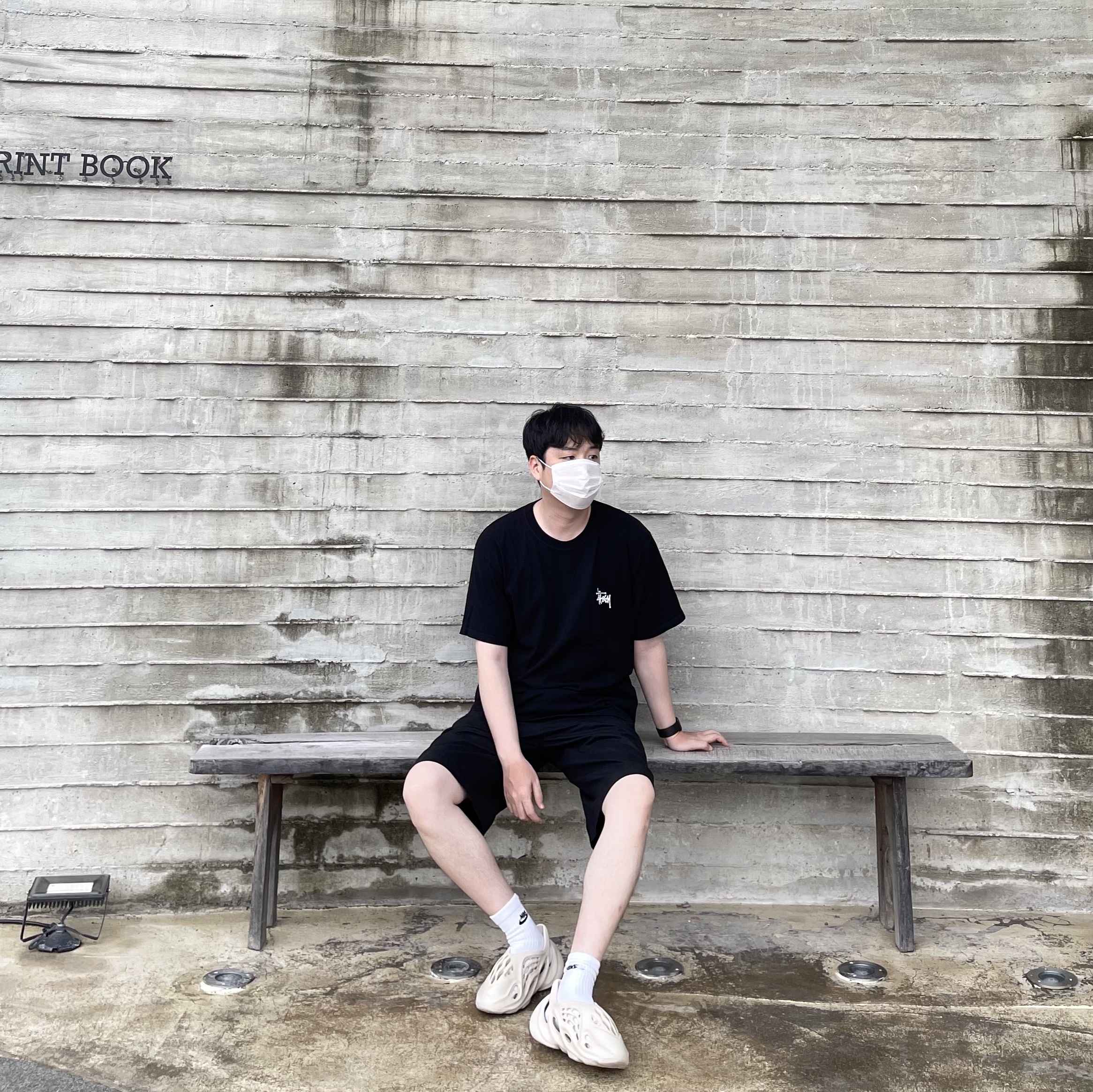 Adidas Yeezy Foam RNNR Sand 착용 스타일