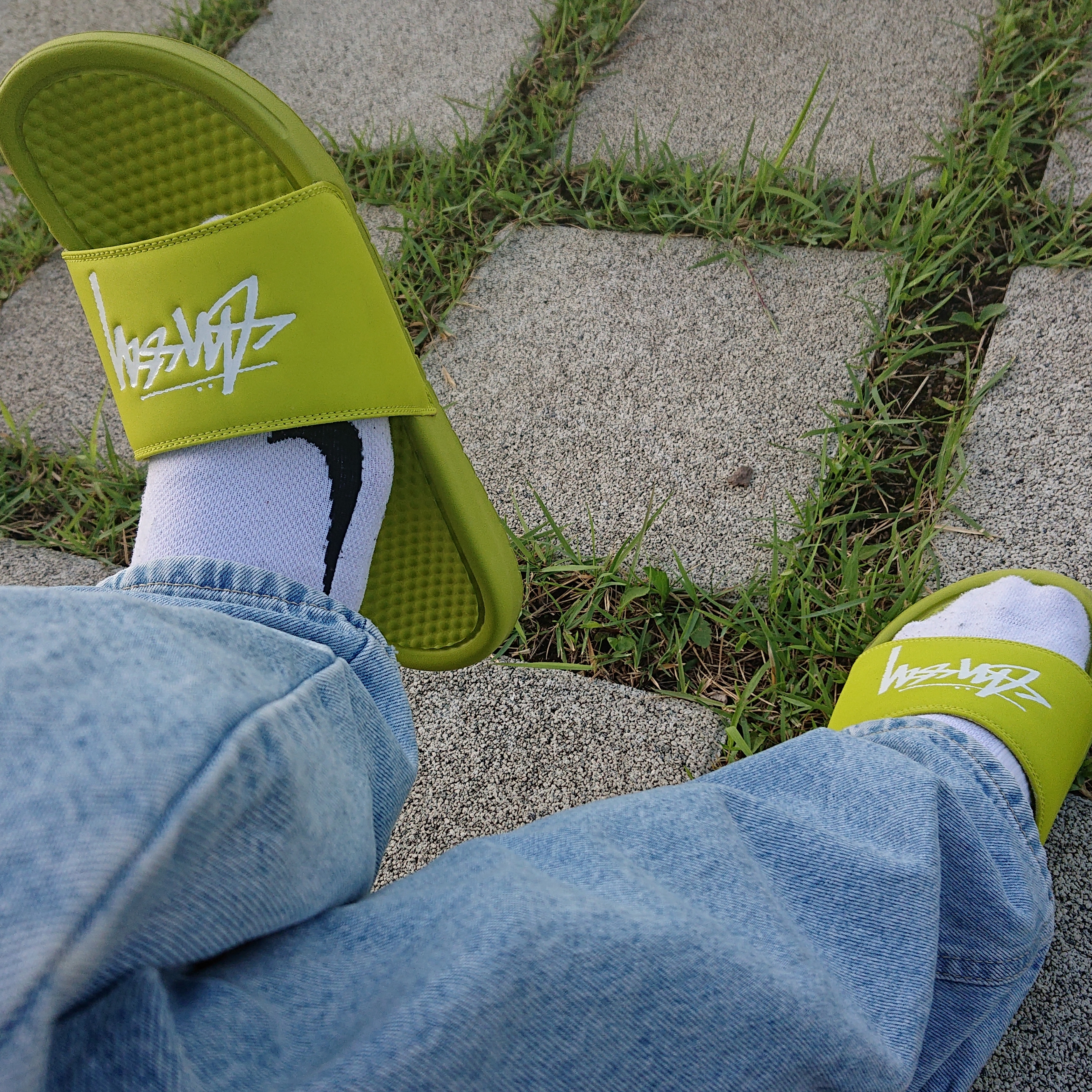 Nike x Stussy Benassi Slide Volt 착용 스타일 - 1