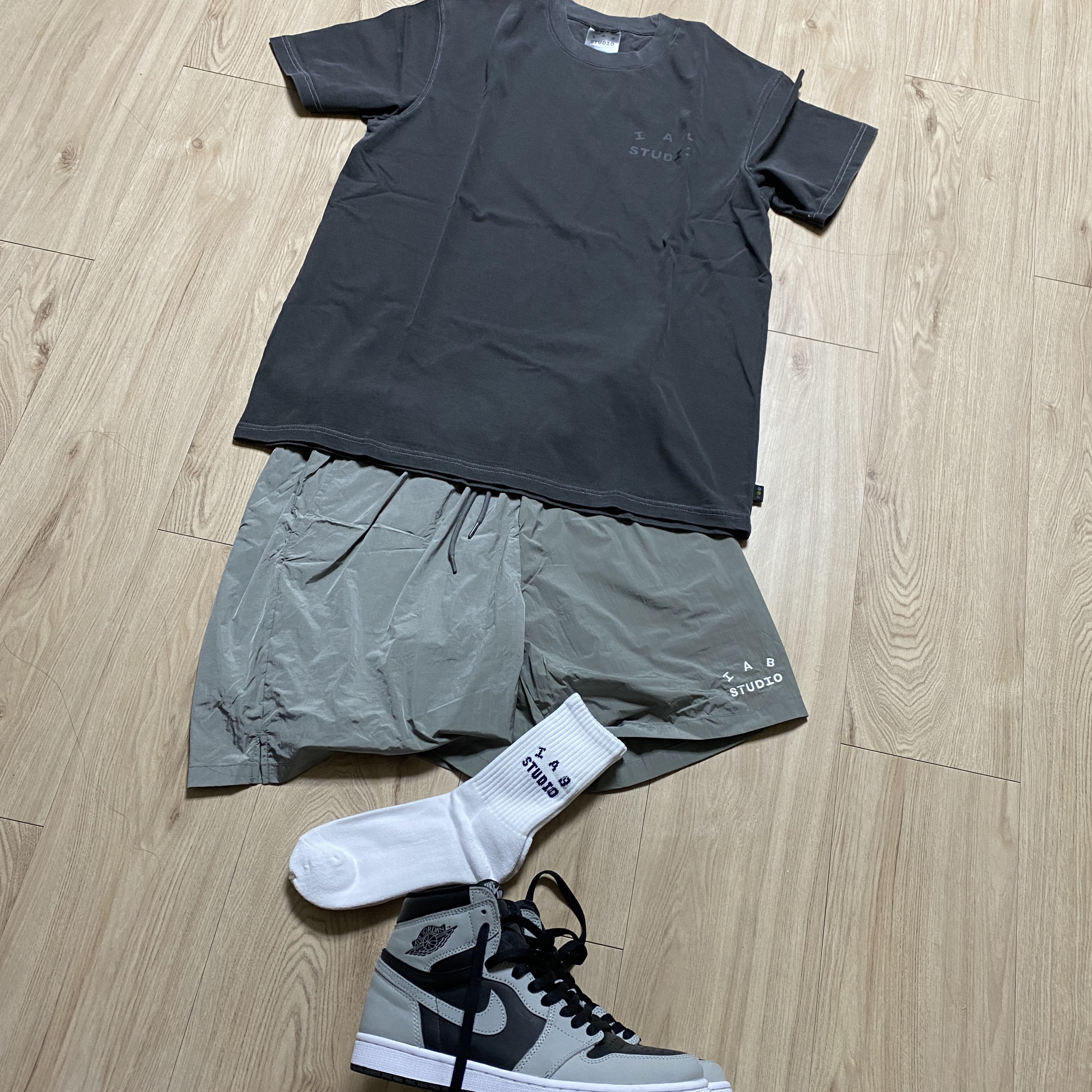 IAB Studio Pigment T-Shirt Black, IAB Studio Woven Shorts Gray 착용 스타일