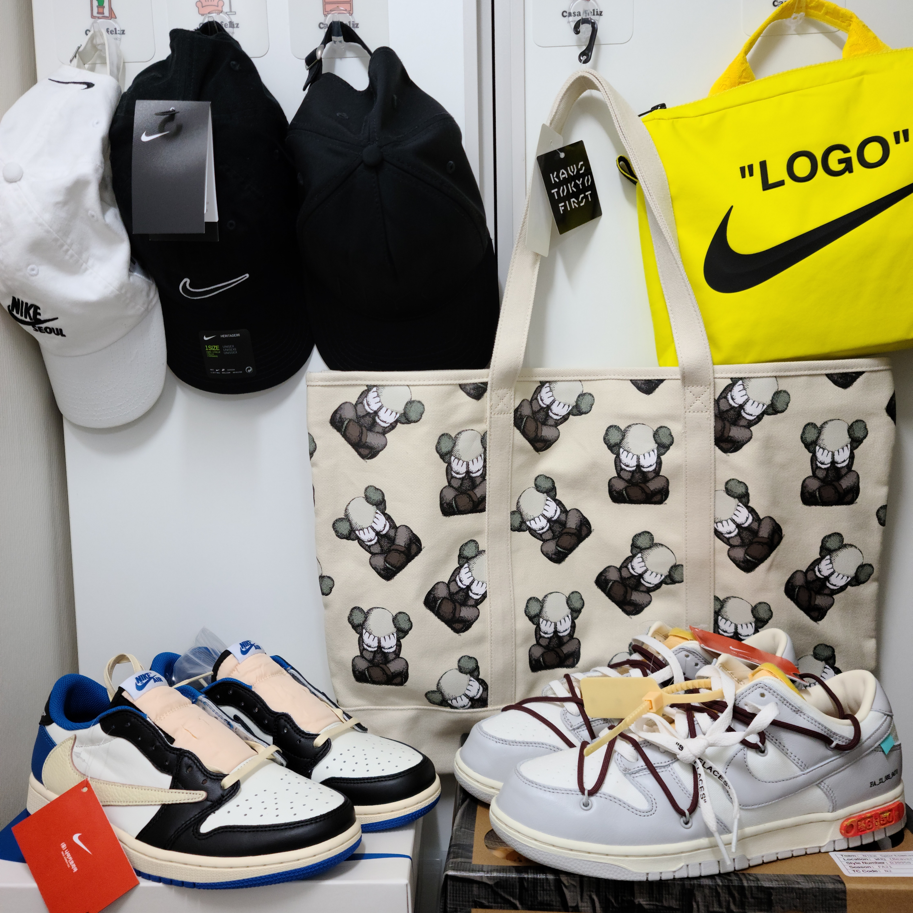Jordan 1 x Travis Scott x Fragment Retro Low OG SP Military Blue, Nike x Off-White Dunk Low The 50 - Lot 46 착용 스타일