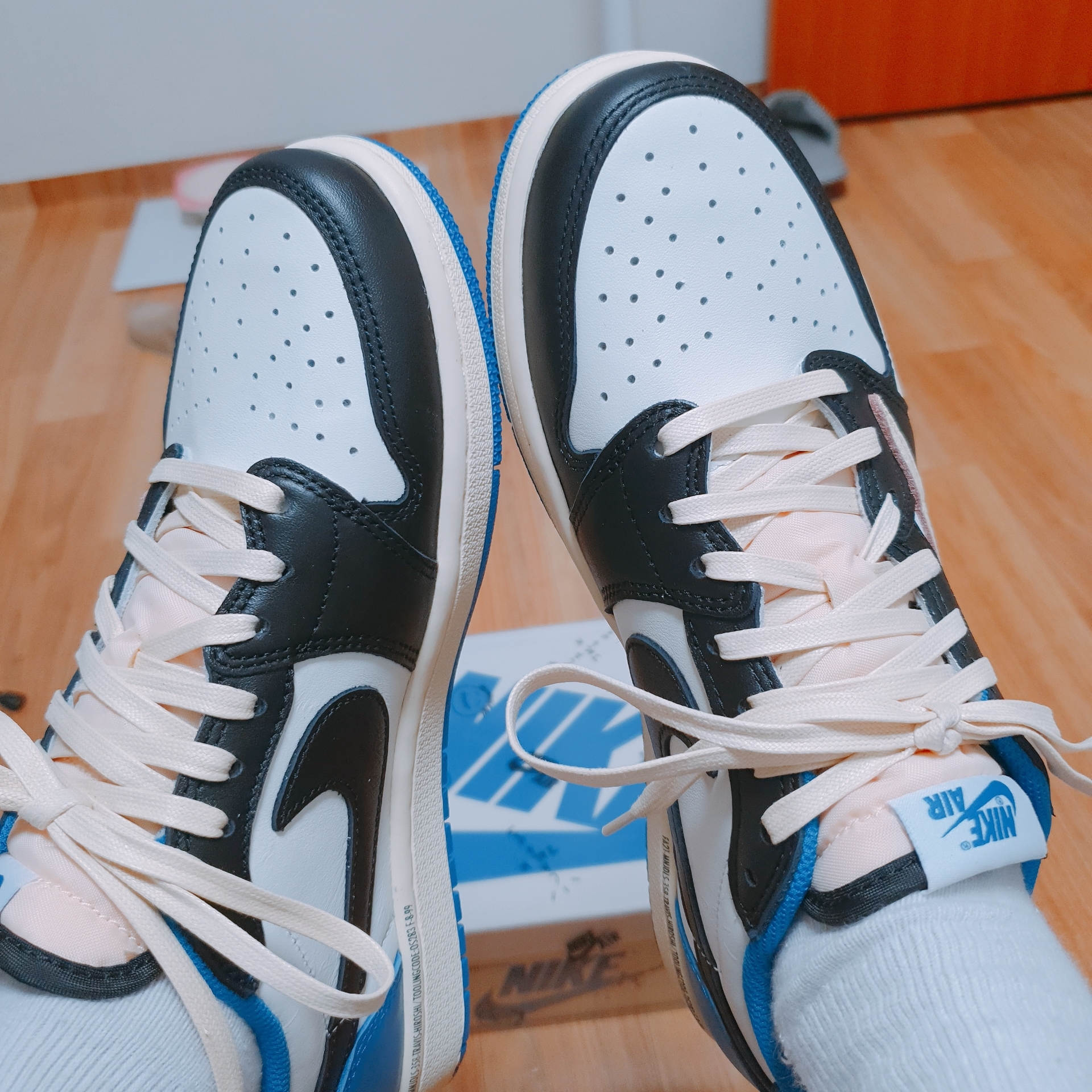 Jordan 1 x Travis Scott x Fragment Retro Low OG SP Military Blue 착용 스타일 - 2