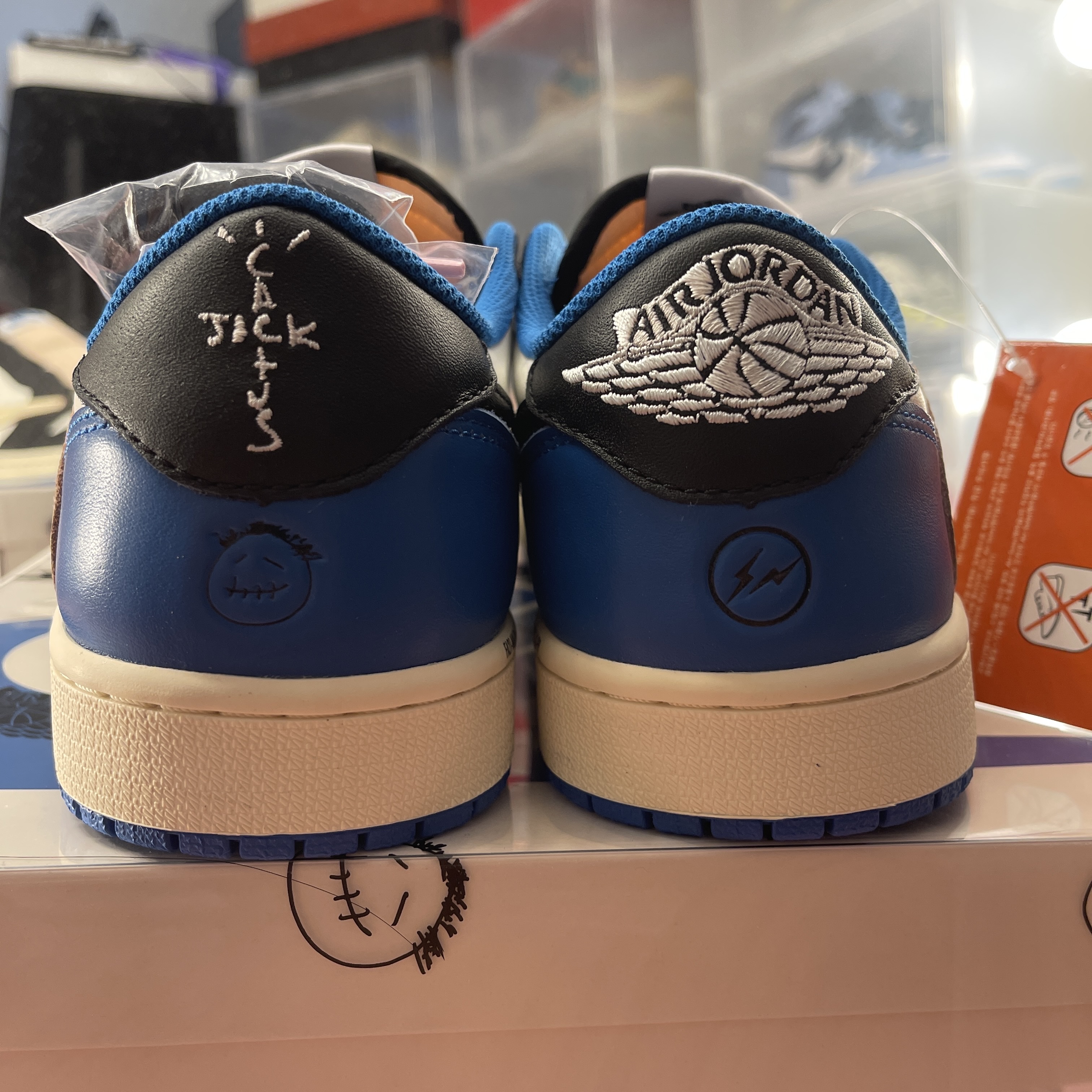 Jordan 1 x Travis Scott x Fragment Retro Low OG SP Military Blue 착용 스타일 - 5