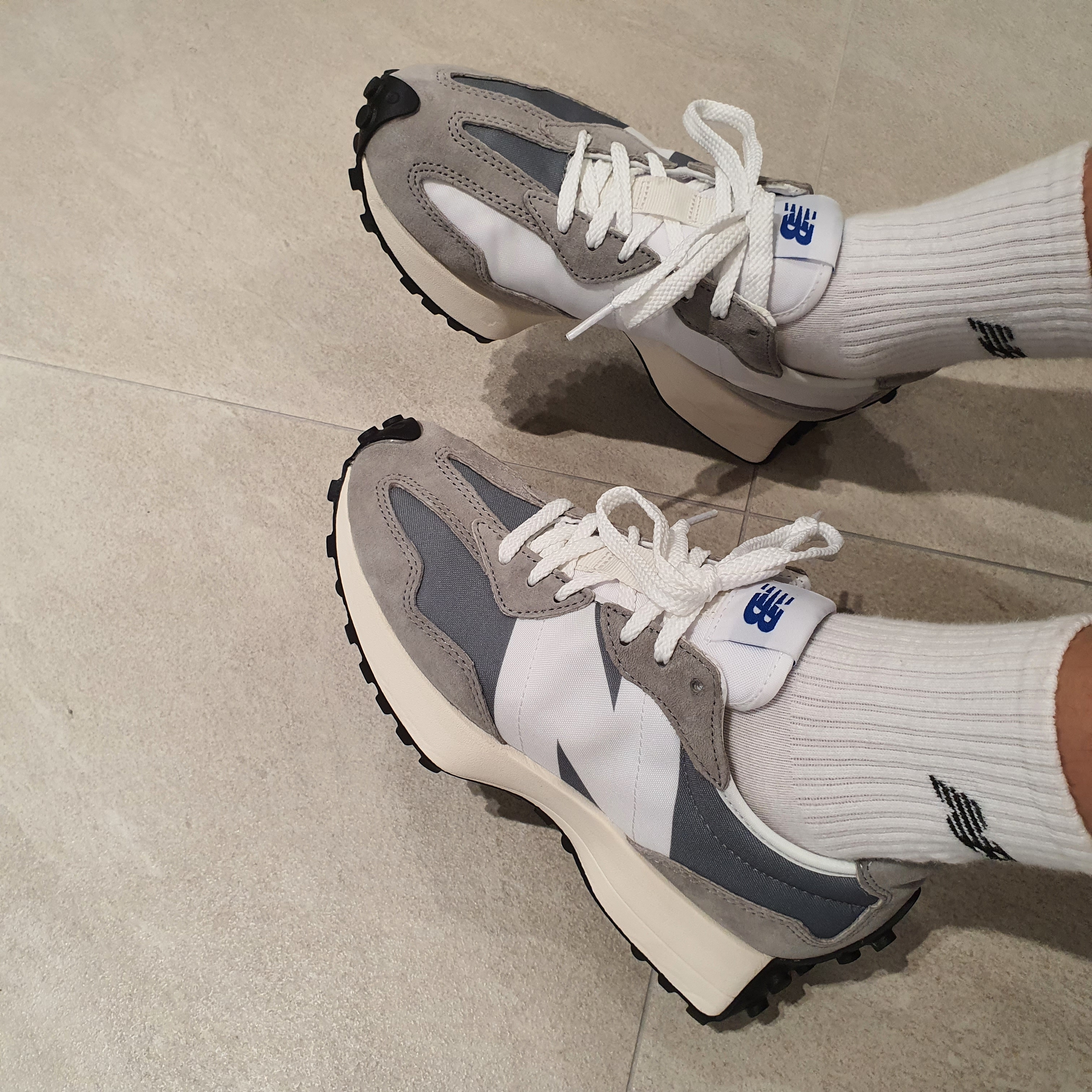 New Balance 327 Grey 착용 스타일