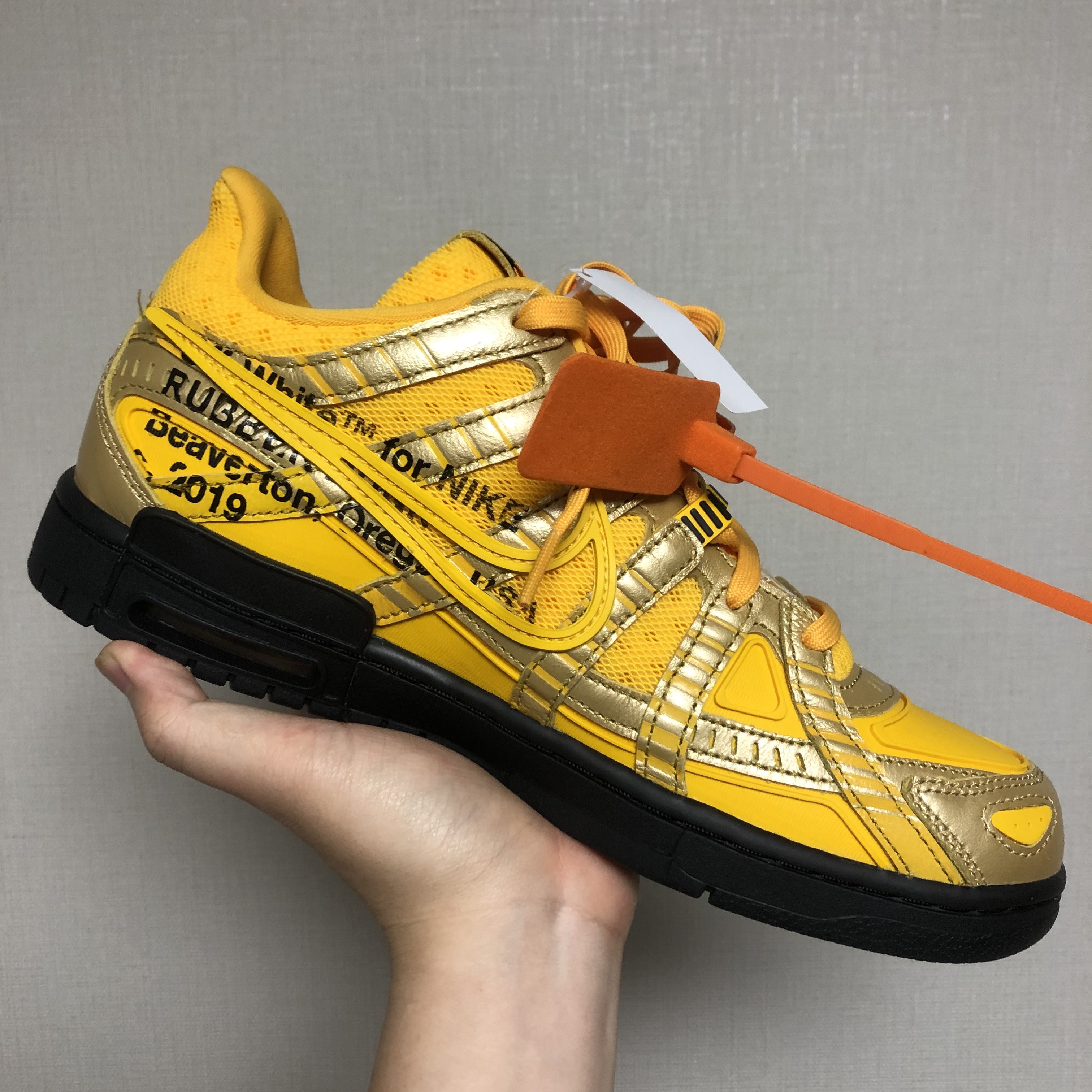 Nike x Off-White Air Rubber Dunk University Gold 착용 스타일 - 1