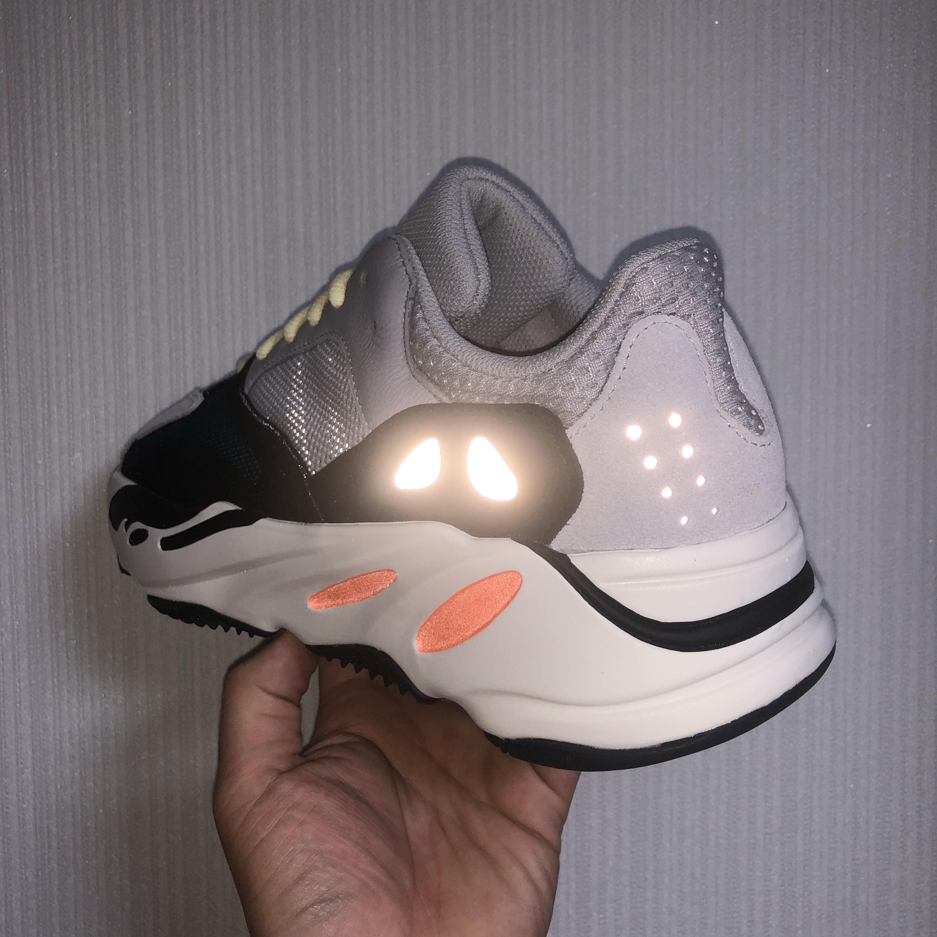 Adidas Yeezy Boost 700 Wave Runner Solid Grey 2017/2019 착용 스타일 - 4