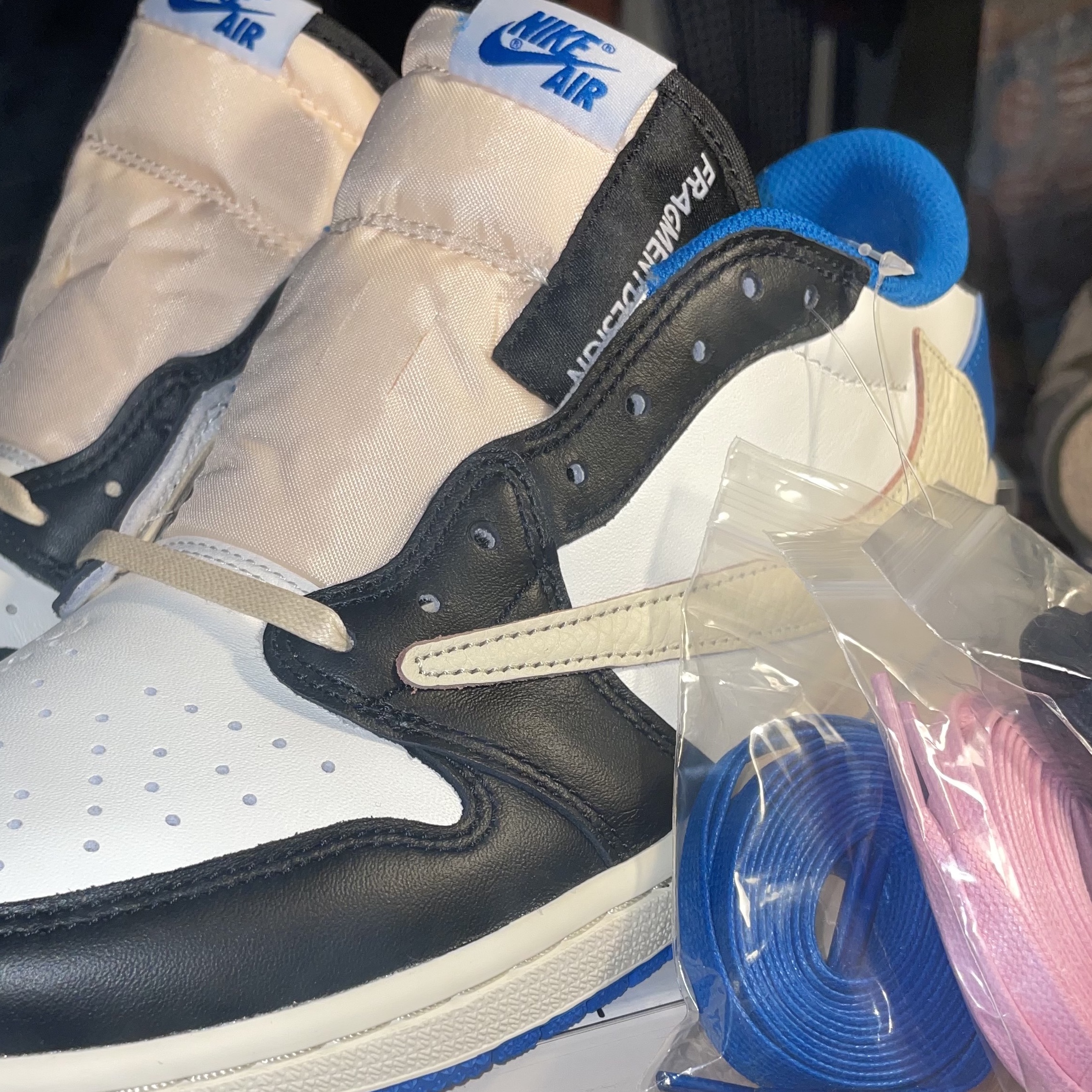 Jordan 1 x Travis Scott x Fragment Retro Low OG SP Military Blue 착용 스타일 - 3
