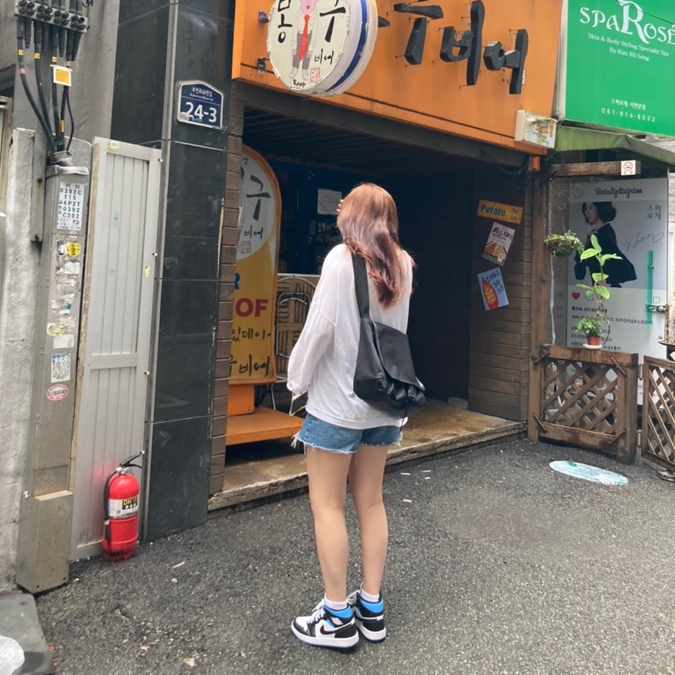 (W) Jordan 1 Mid White Black University Blue 착용 스타일