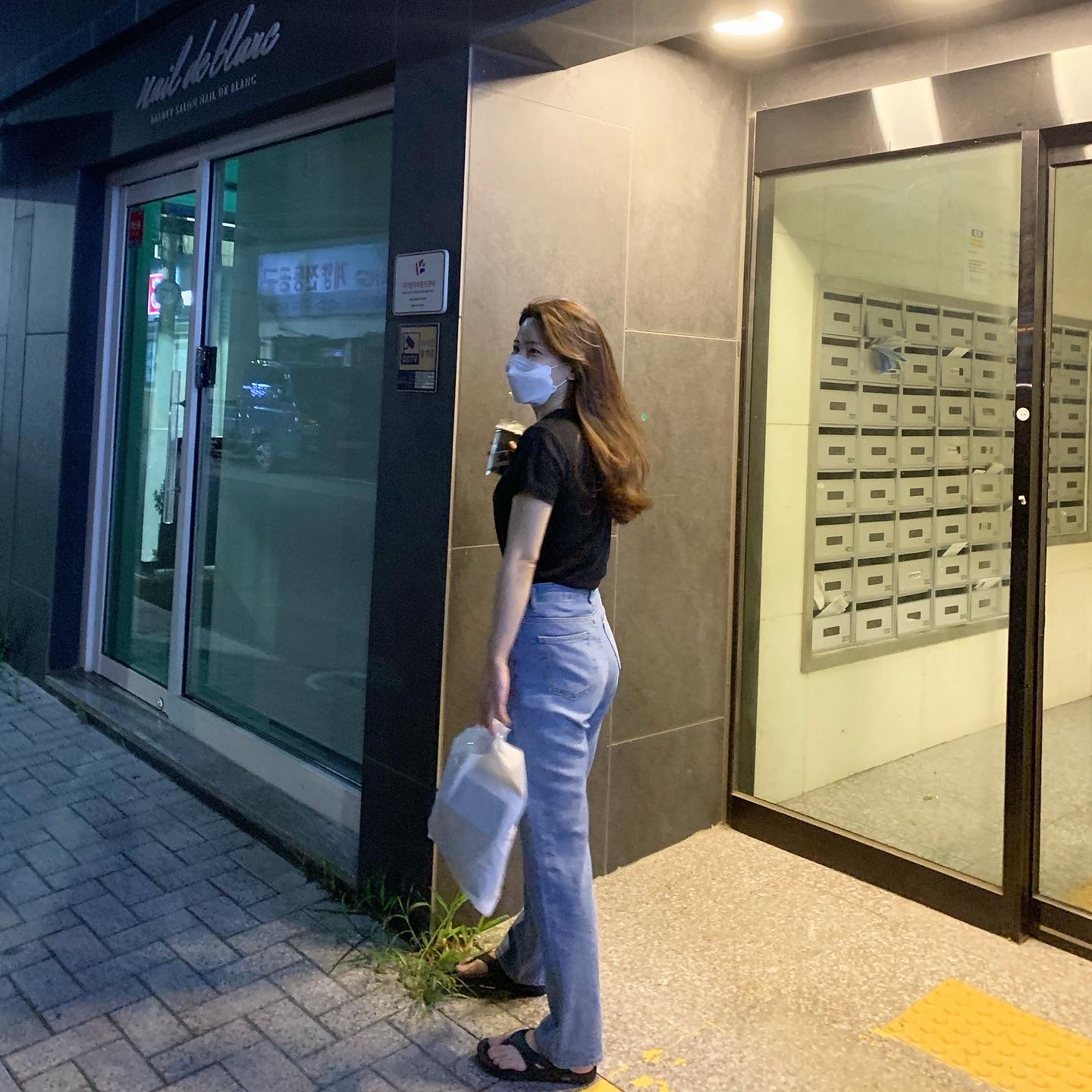 Oofos OOriginal Black 착용 스타일 - 2
