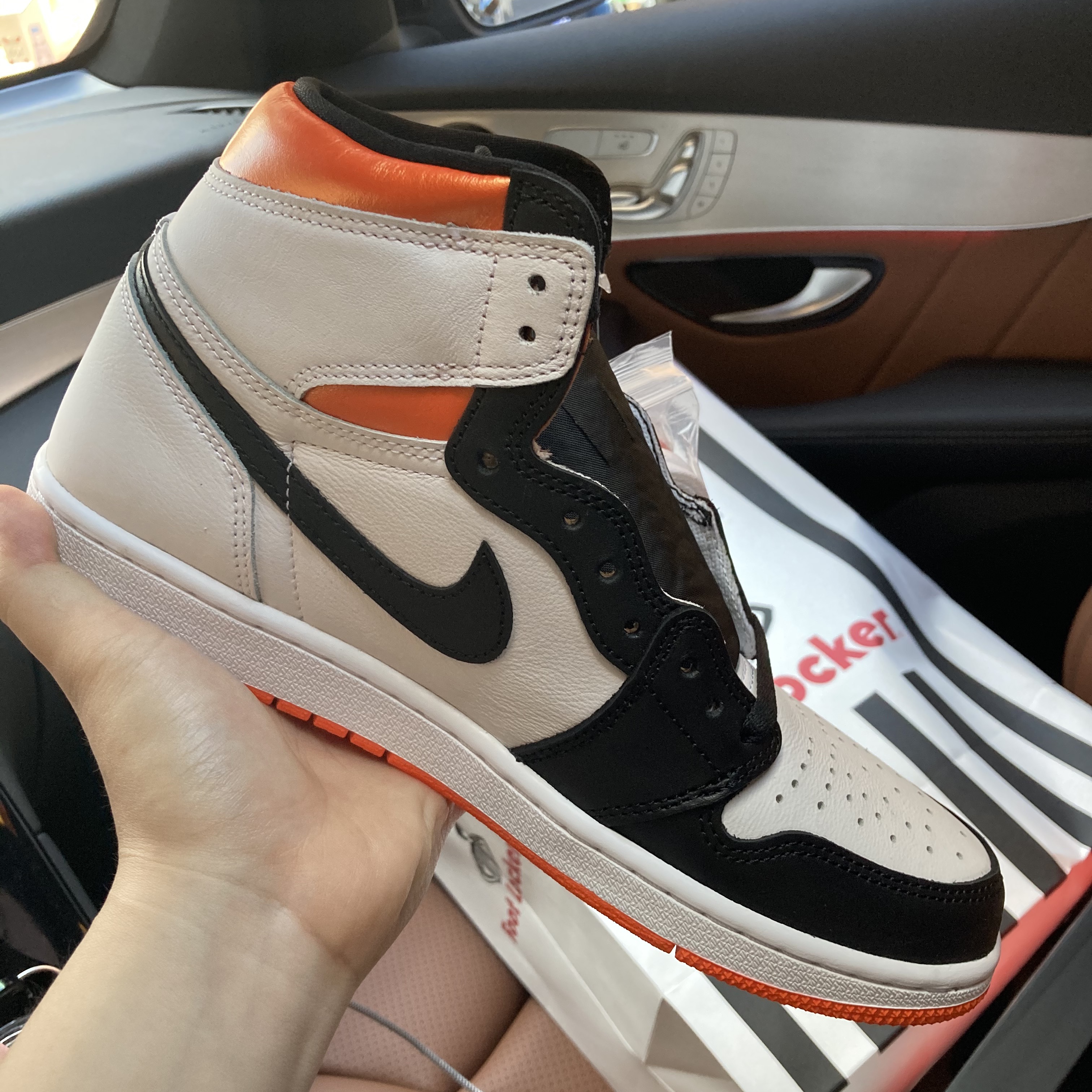 Jordan 1 Retro High OG Electro Orange 착용 스타일