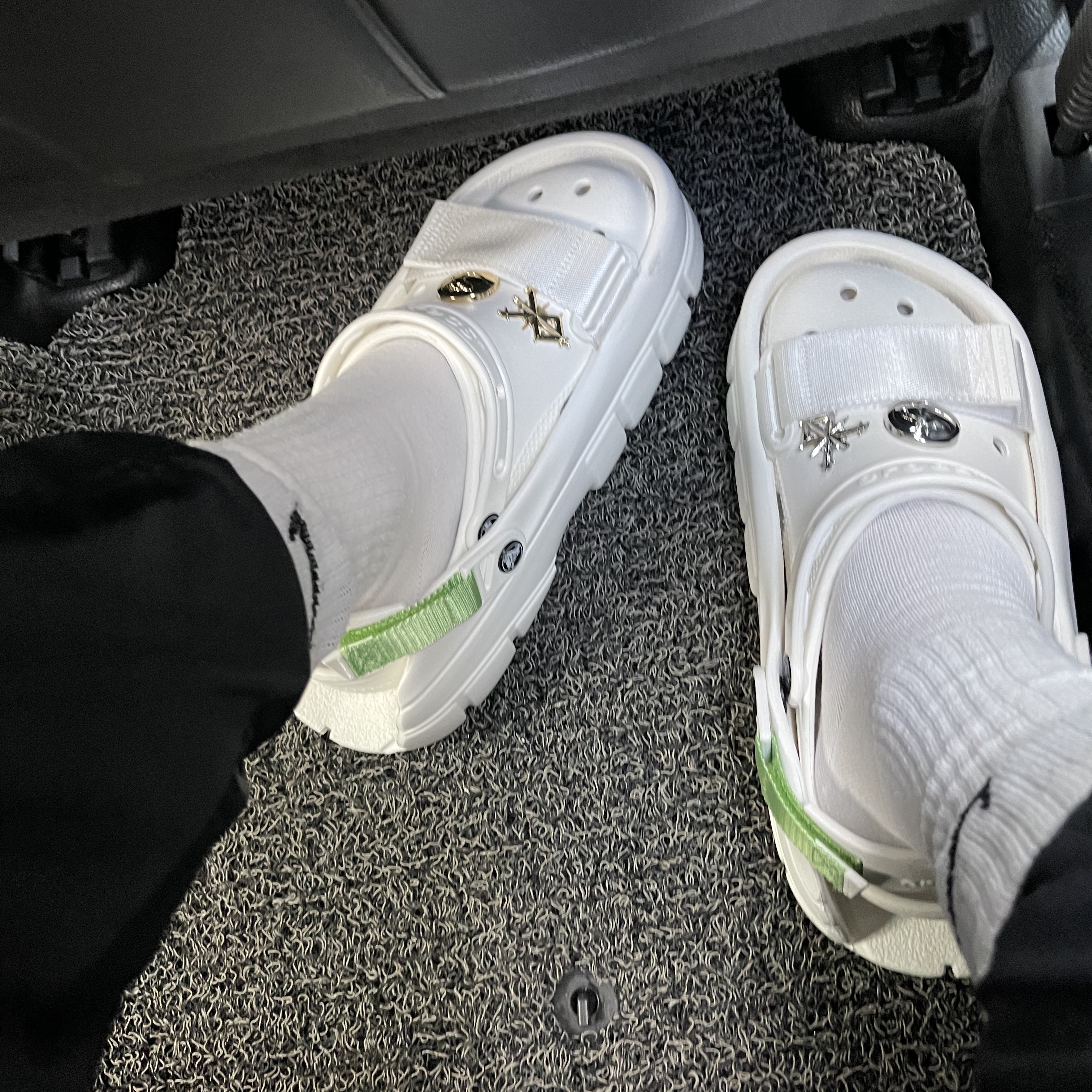 Crocs x Sankuanz Classic Clog White 착용 스타일