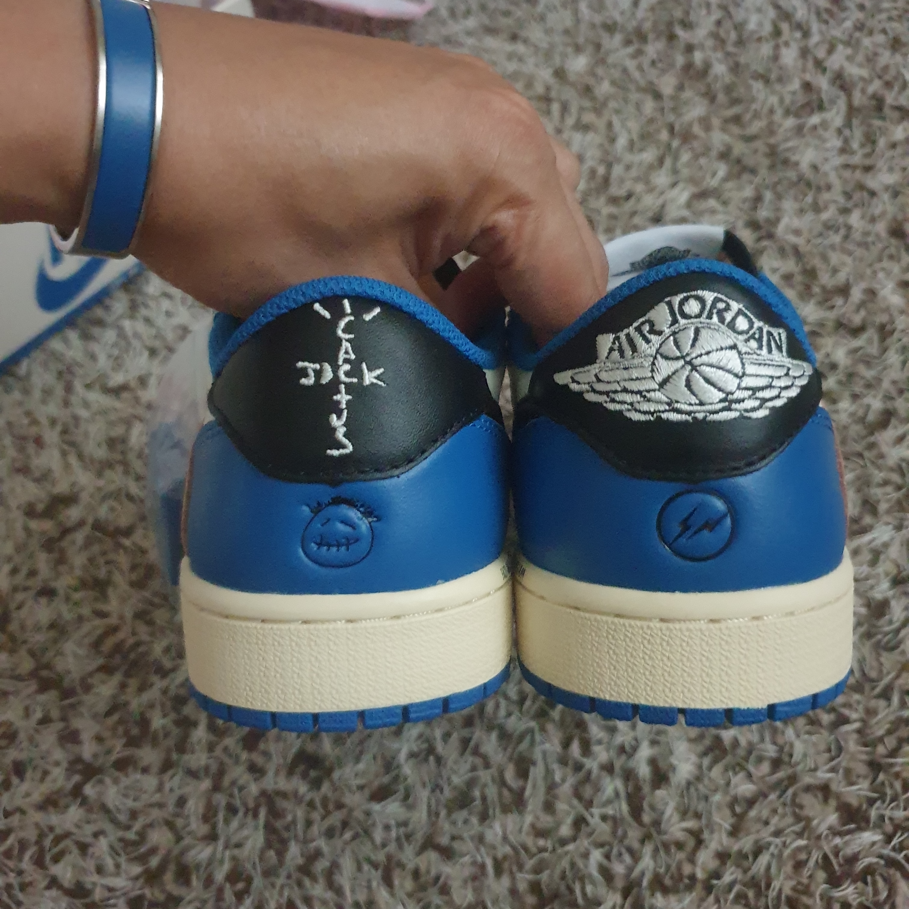 Jordan 1 x Travis Scott x Fragment Retro Low OG SP Military Blue 착용 스타일 - 4