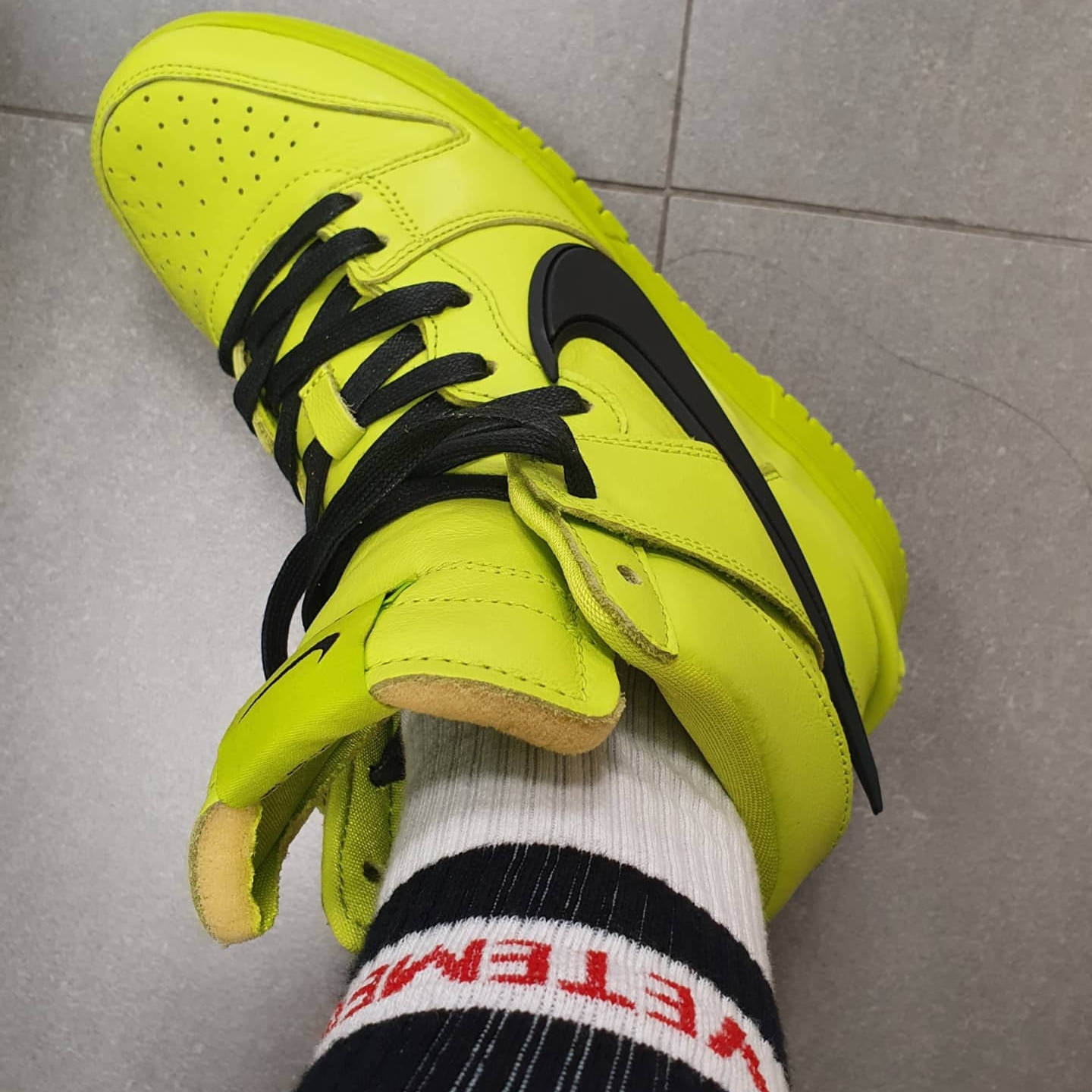 Nike x Ambush Dunk High Flash Lime 착용 스타일 - 3