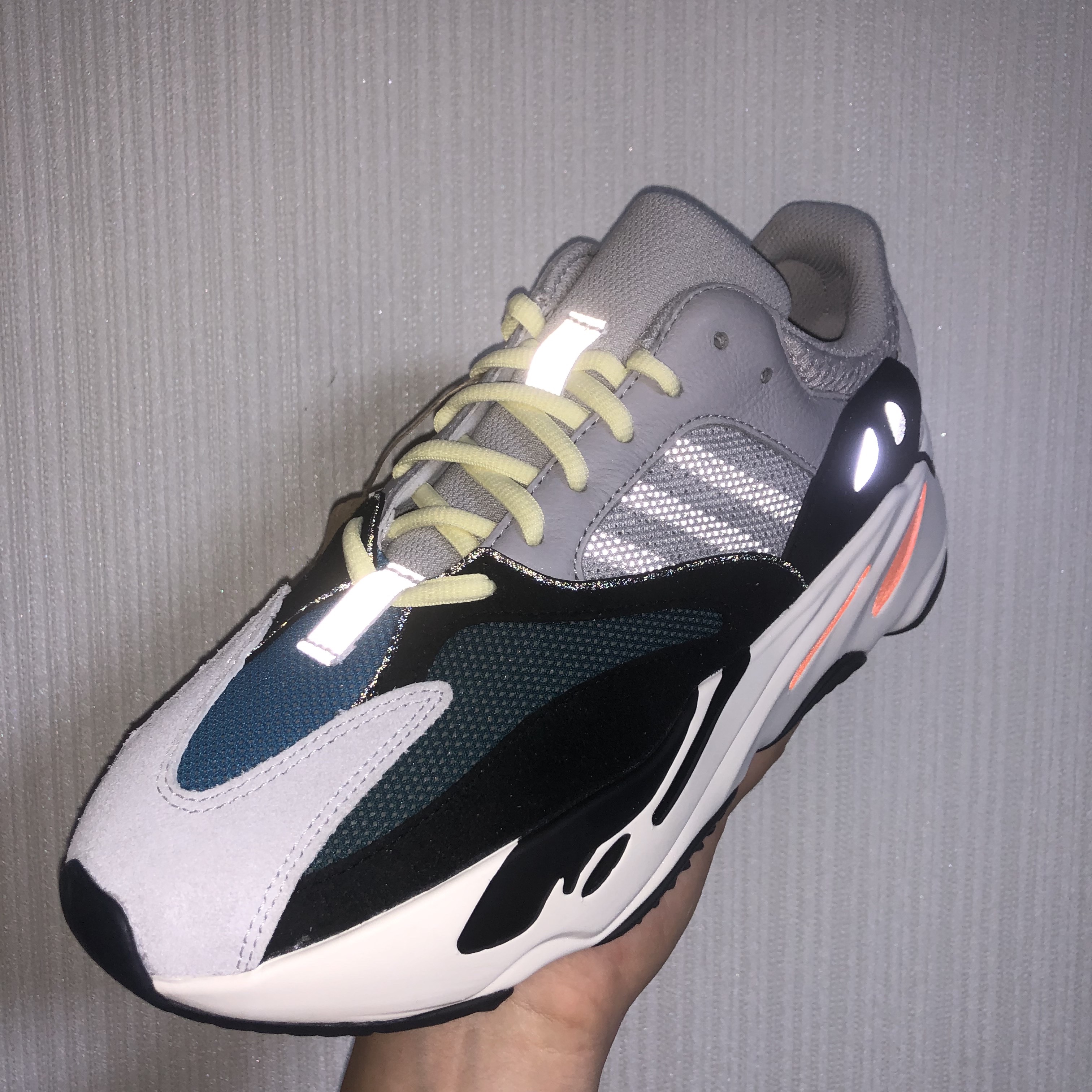 Adidas Yeezy Boost 700 Wave Runner Solid Grey 2017/2019 착용 스타일 - 3