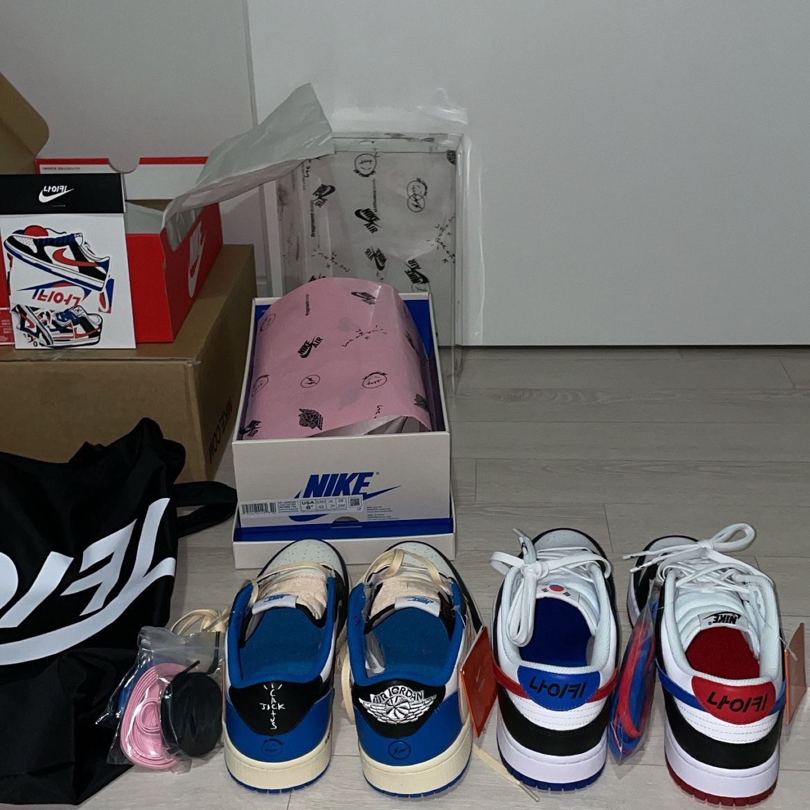 Nike Dunk Low SE Seoul (With Special Gift), Jordan 1 x Travis Scott x Fragment Retro Low OG SP Military Blue 착용 스타일