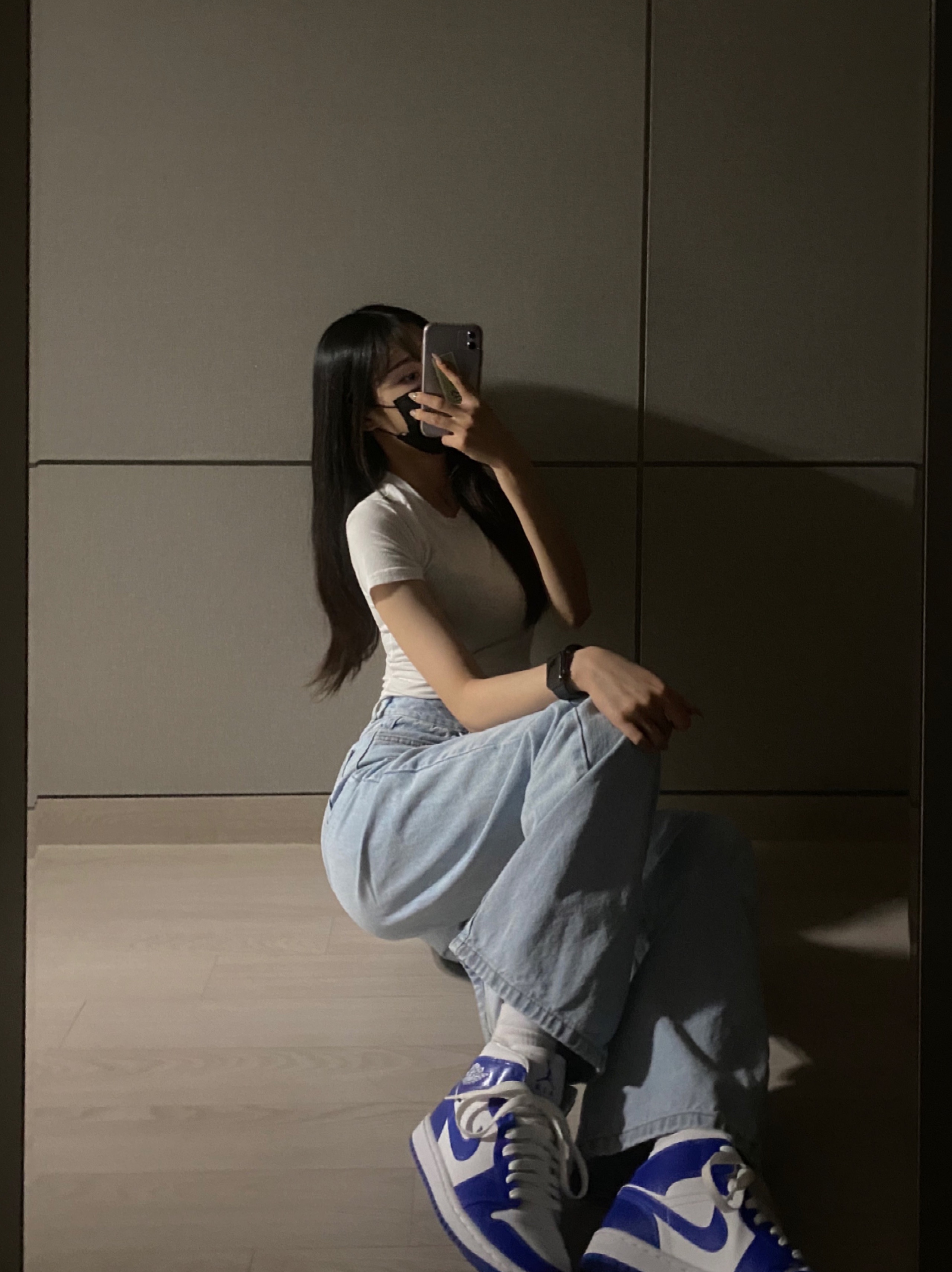 (W) Jordan 1 Mid White Hyper Royal 착용 스타일 - 2