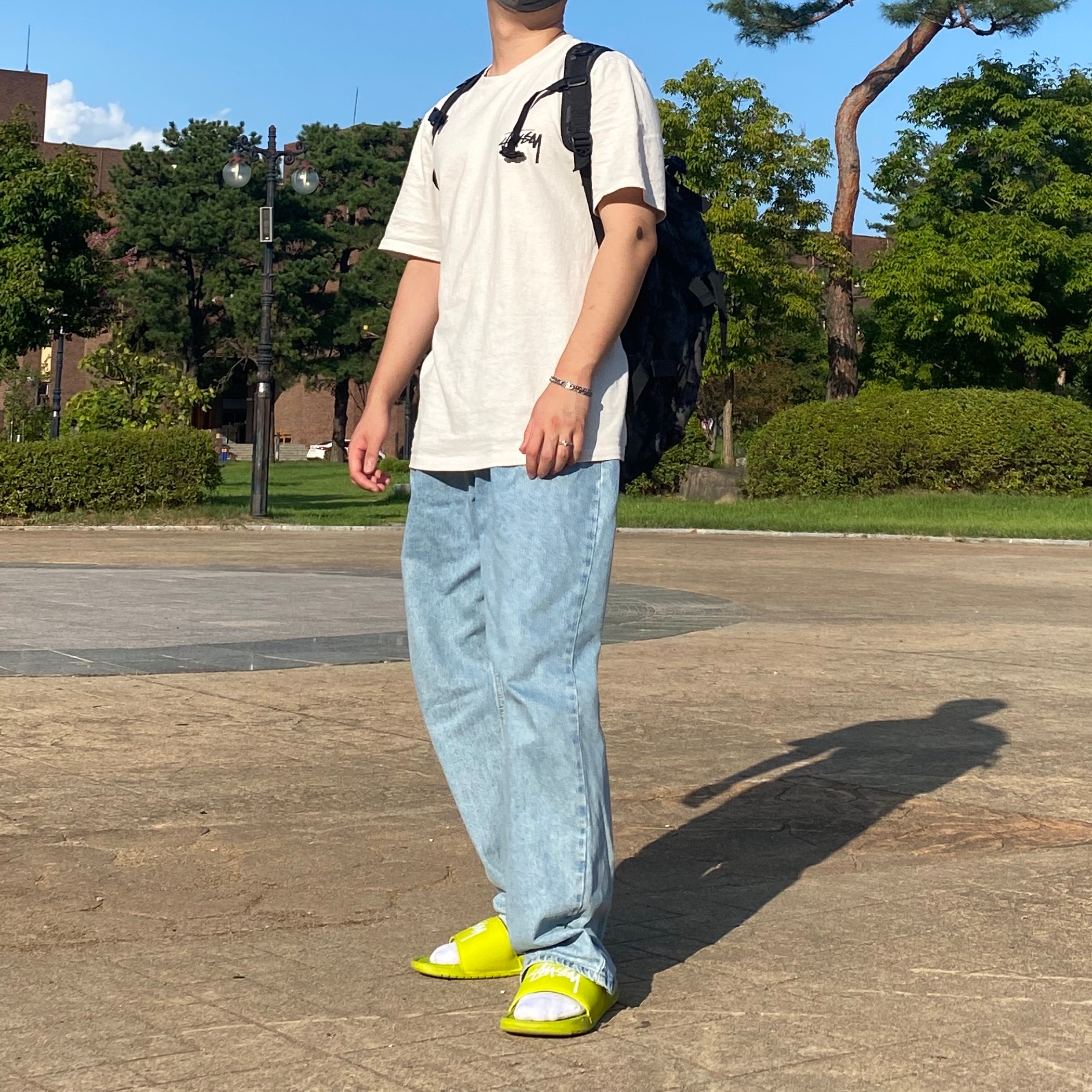 Nike x Stussy Benassi Slide Volt 착용 스타일 - 2