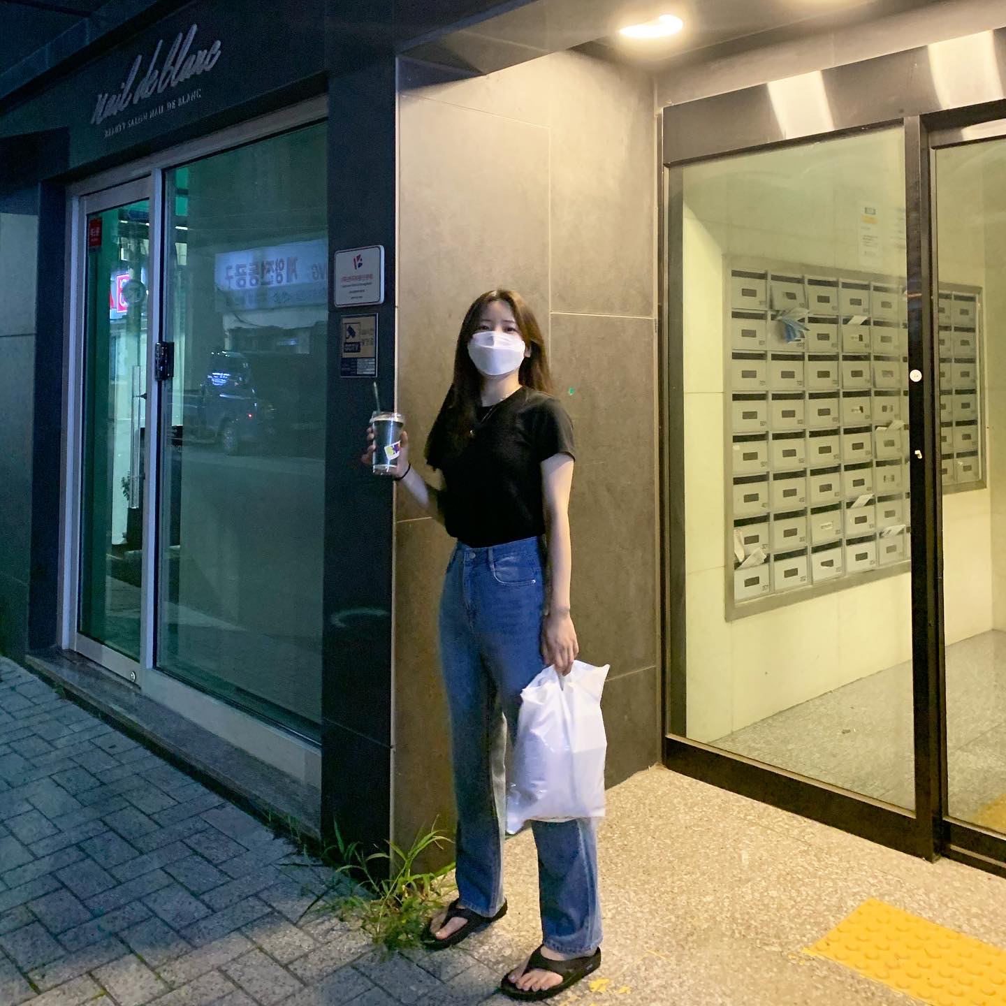 Oofos OOriginal Black 착용 스타일 - 1