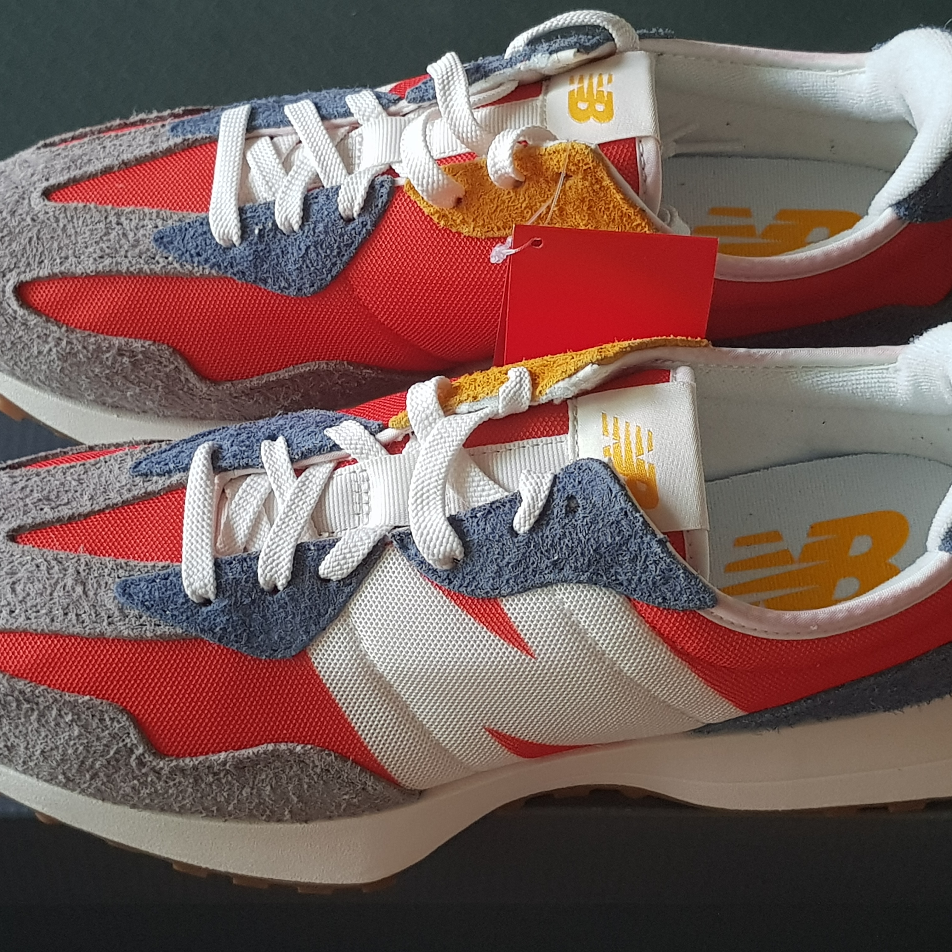 New Balance 327 Dark Blaze 착용 스타일