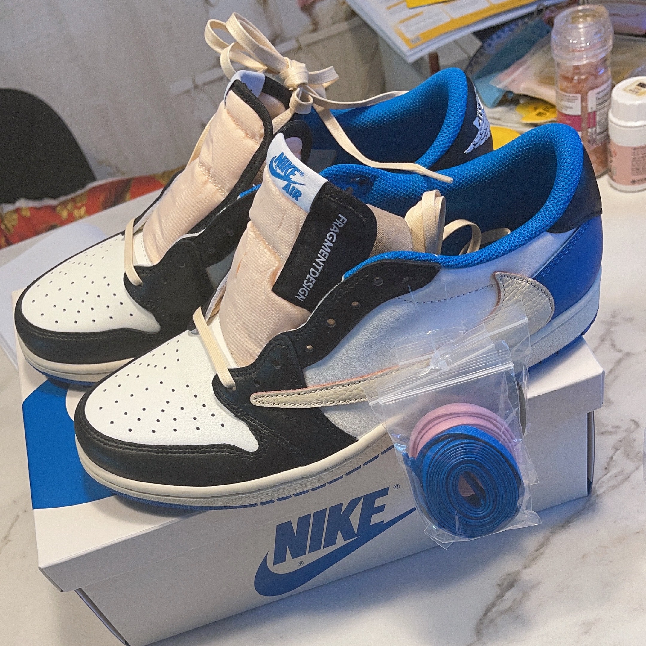 Jordan 1 x Travis Scott x Fragment Retro Low OG SP Military Blue 착용 스타일 - 1