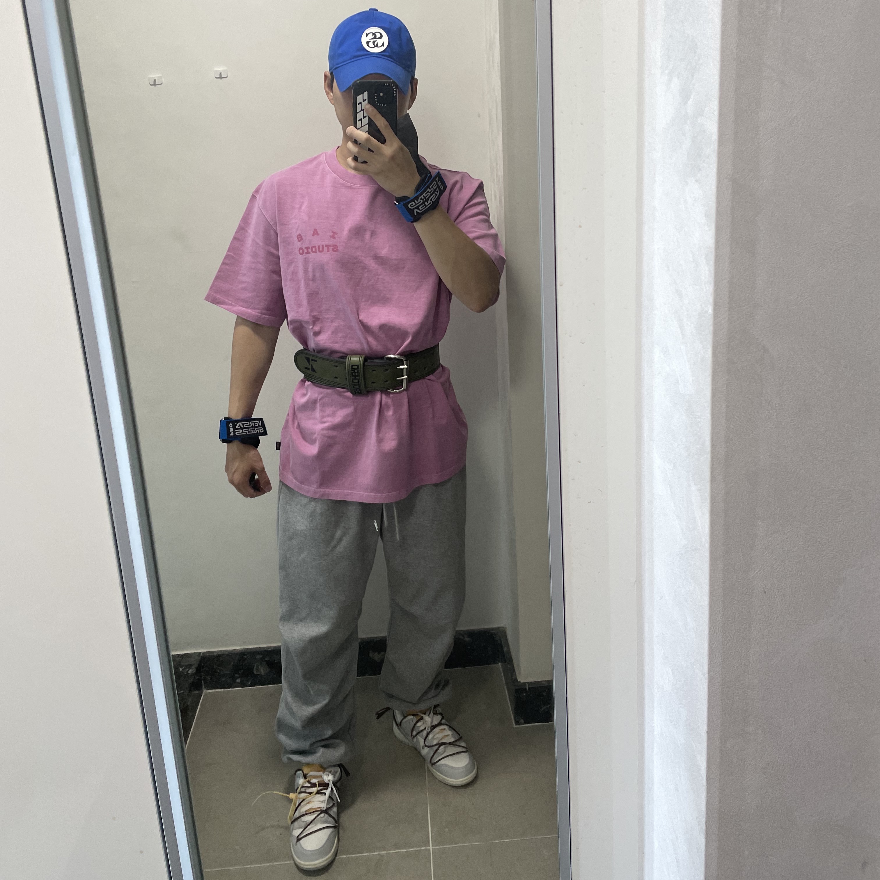 Nike x Off-White Dunk Low The 50 - Lot 46, IAB Studio Pigment T-Shirt Magenta 착용 스타일 - 2
