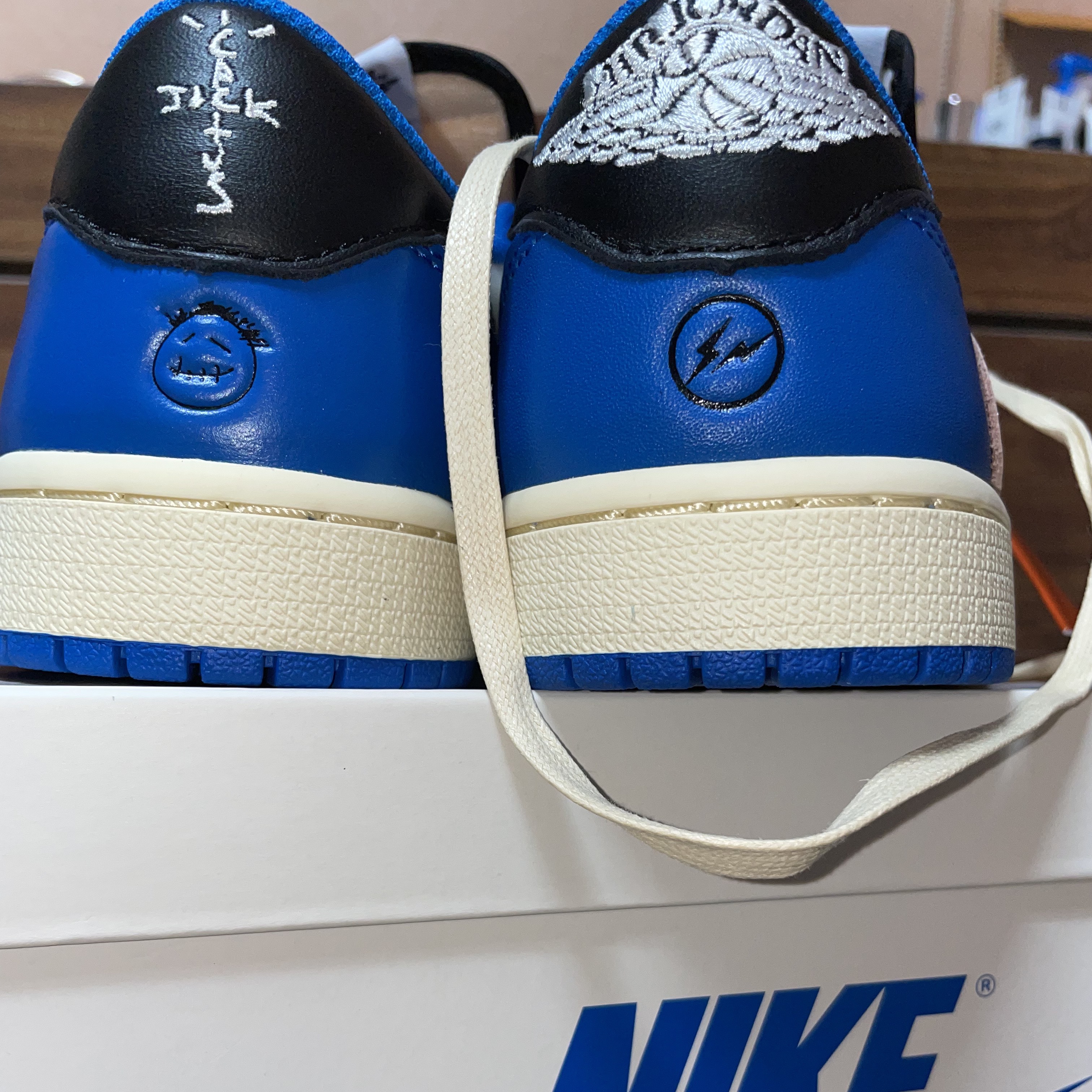 Jordan 1 x Travis Scott x Fragment Retro Low OG SP Military Blue 착용 스타일 - 5