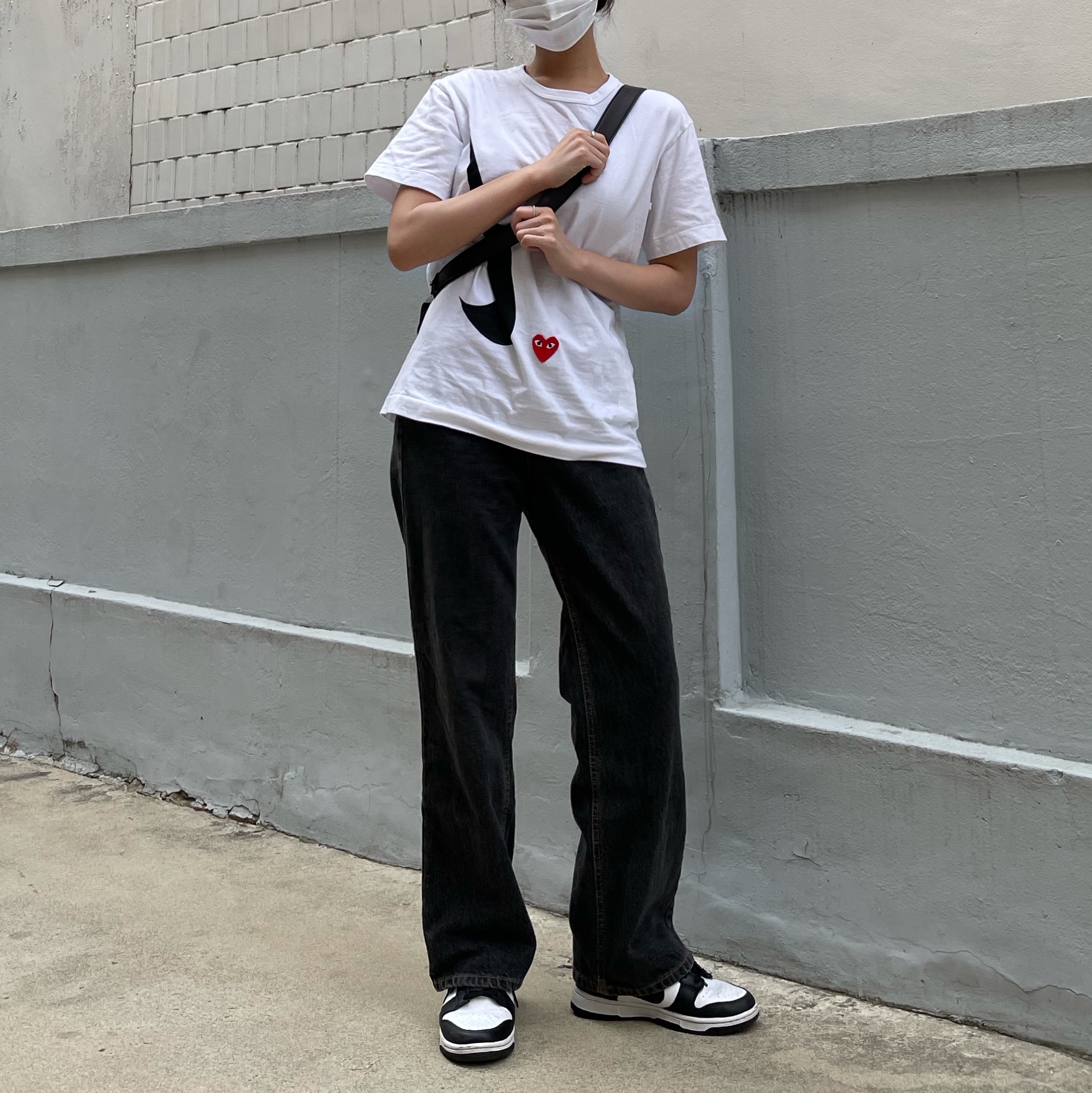 (W) Nike Dunk Low Black, Play Comme des Garcons x Nike T-Shirt White 착용 스타일