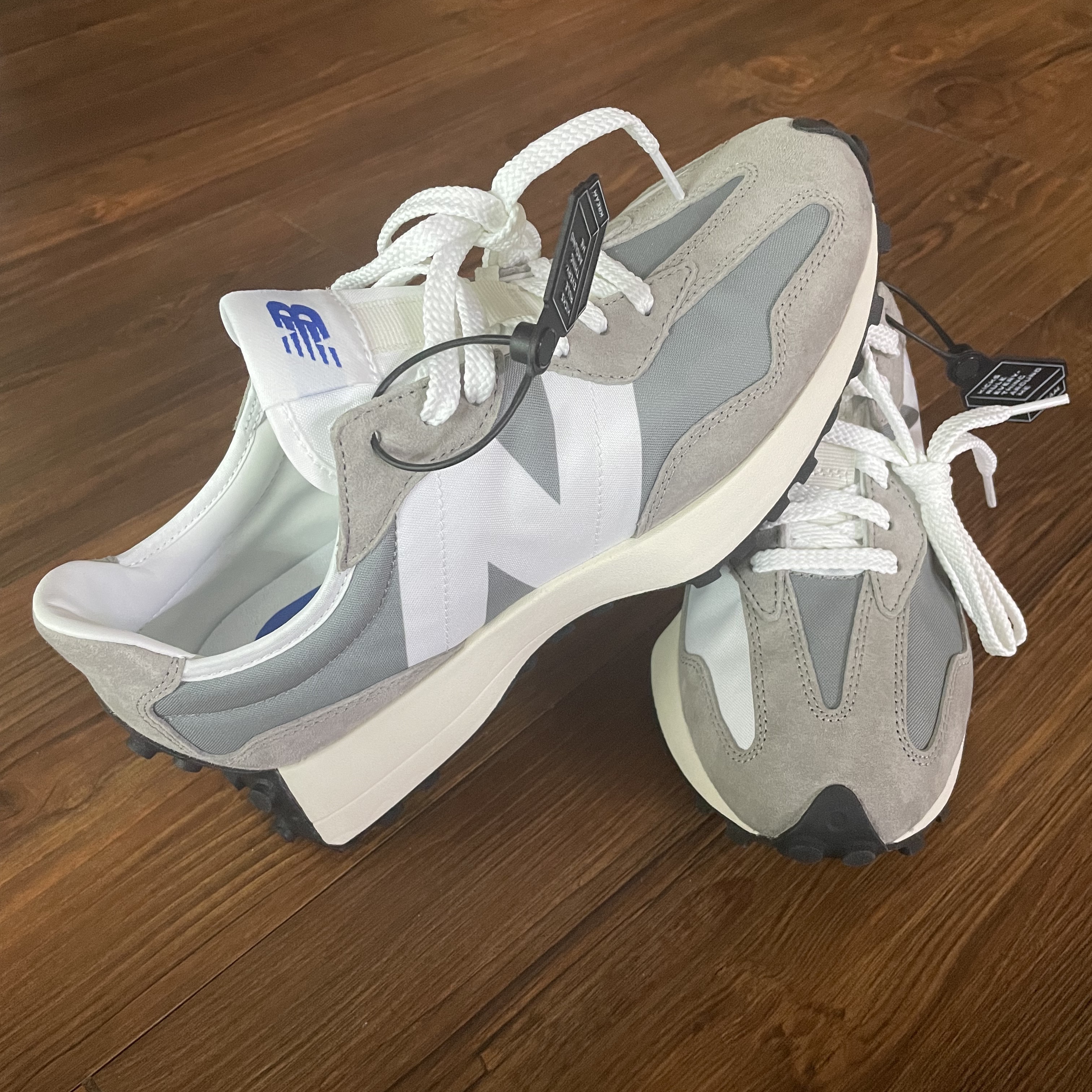 New Balance 327 Grey 착용 스타일 - 1