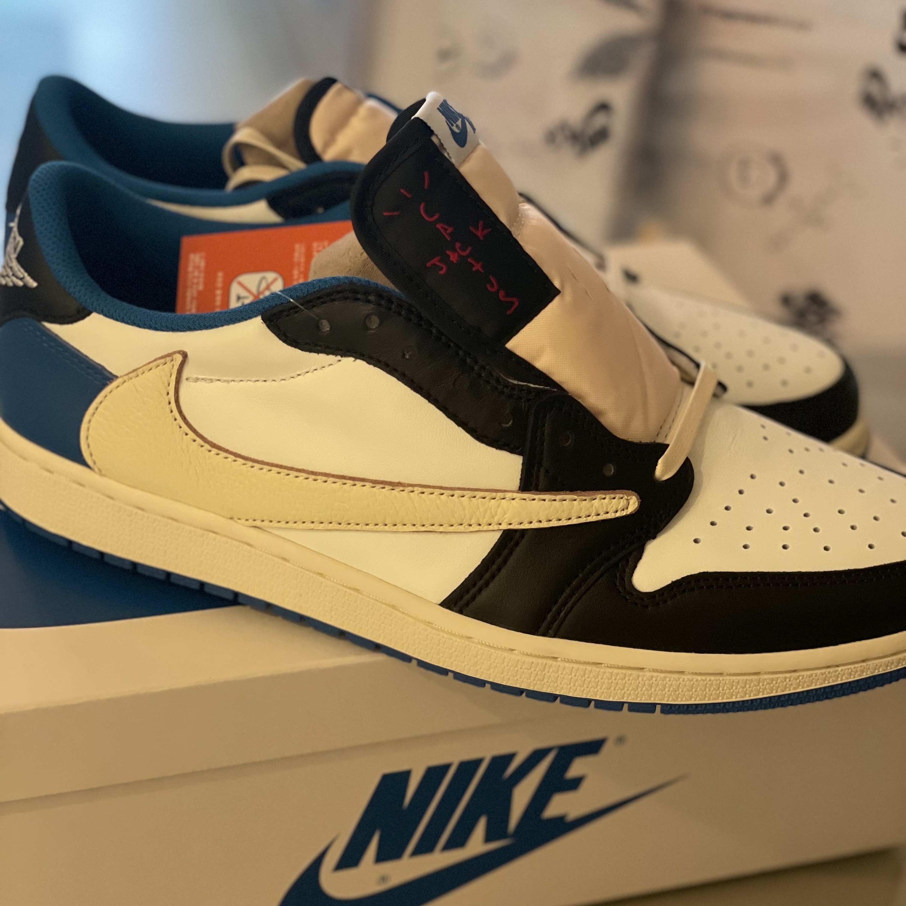 Jordan 1 x Travis Scott x Fragment Retro Low OG SP Military Blue 착용 스타일 - 1
