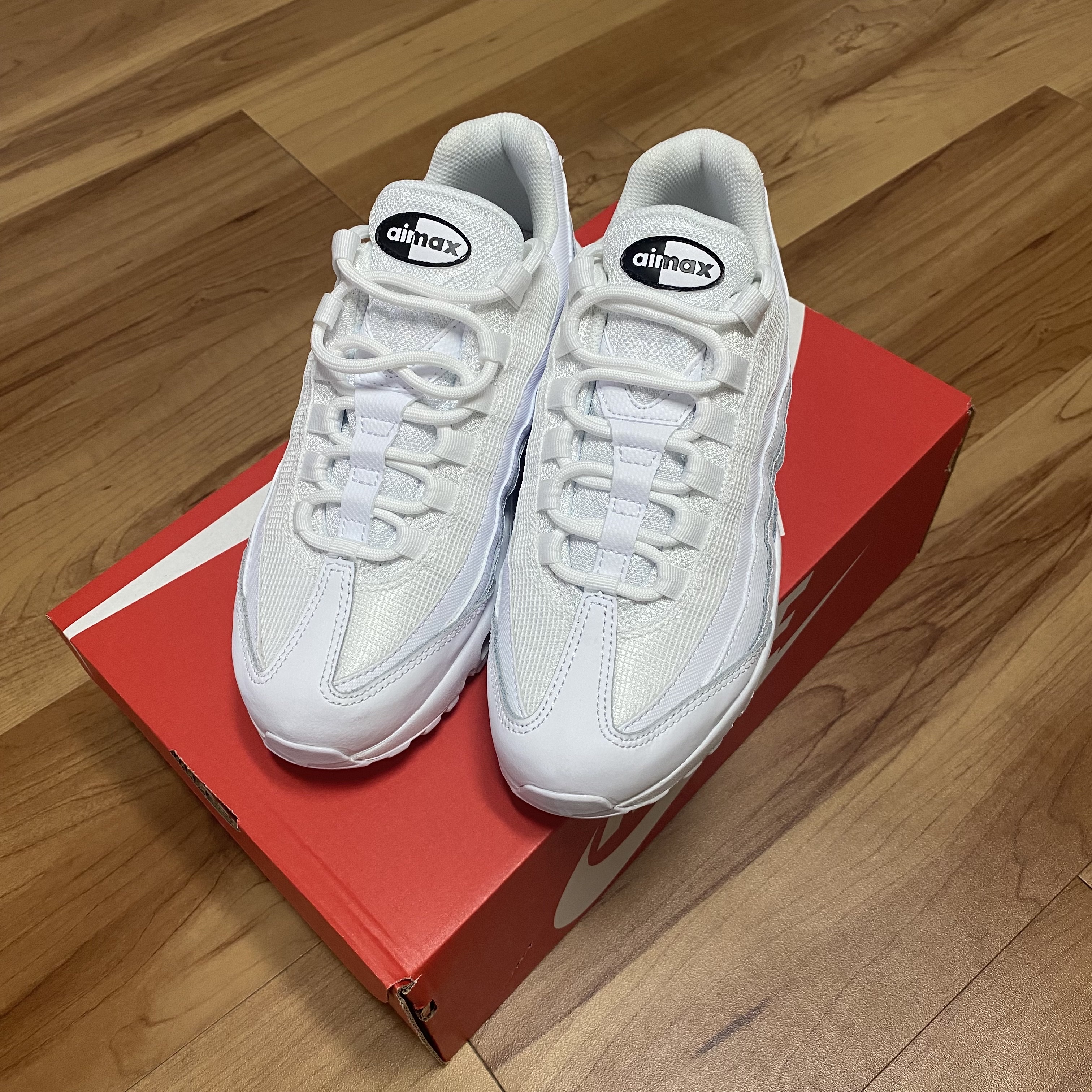 (W) Nike Air Max 95 Essential White Black 착용 스타일 - 1