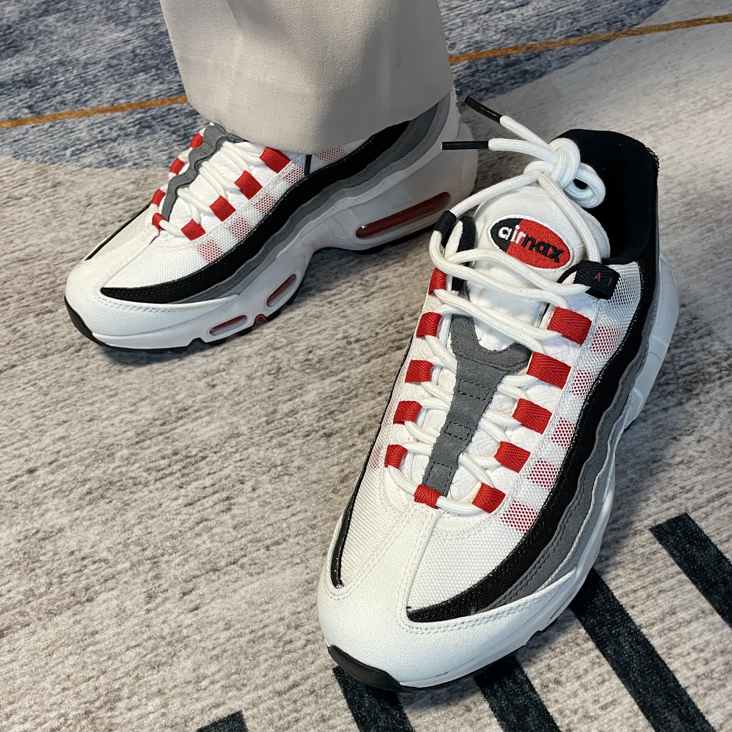 Nike Air Max 95 QS Smoke Grey 착용 스타일 - 2