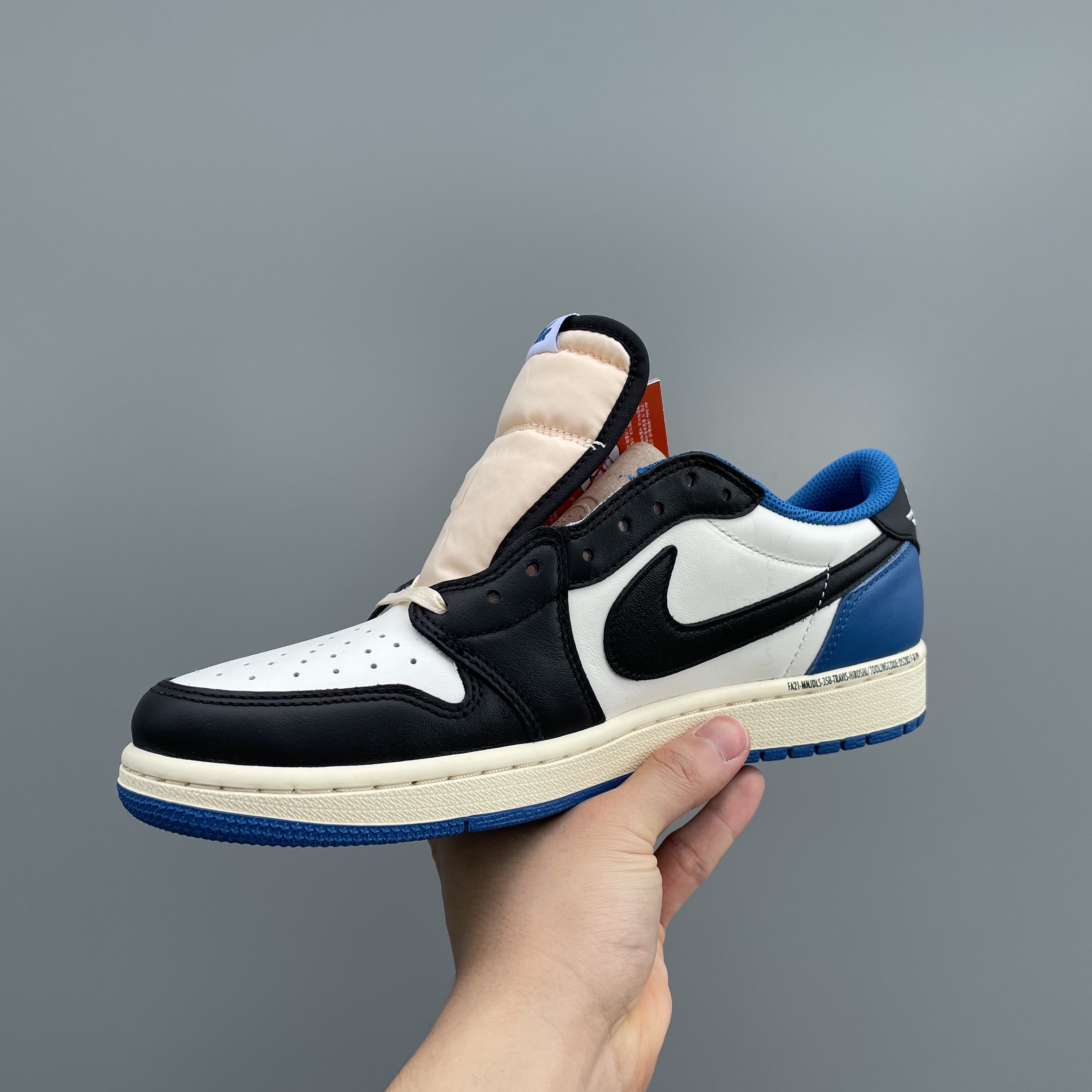 Jordan 1 x Travis Scott x Fragment Retro Low OG SP Military Blue, Jordan 1 x Travis Scott Retro Low OG SP Mocha 착용 스타일 - 3