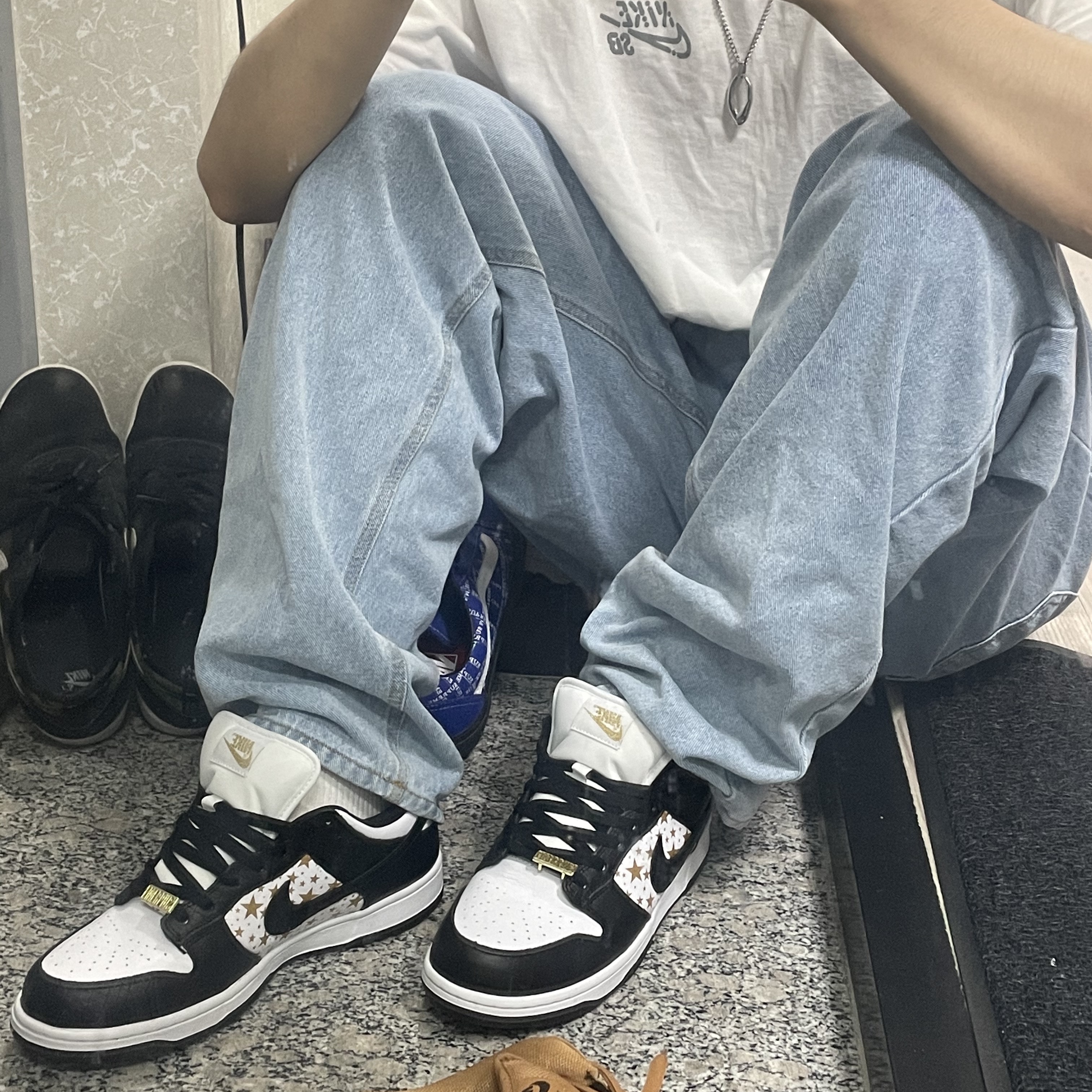 Nike x Supreme SB Dunk Low Black 착용 스타일