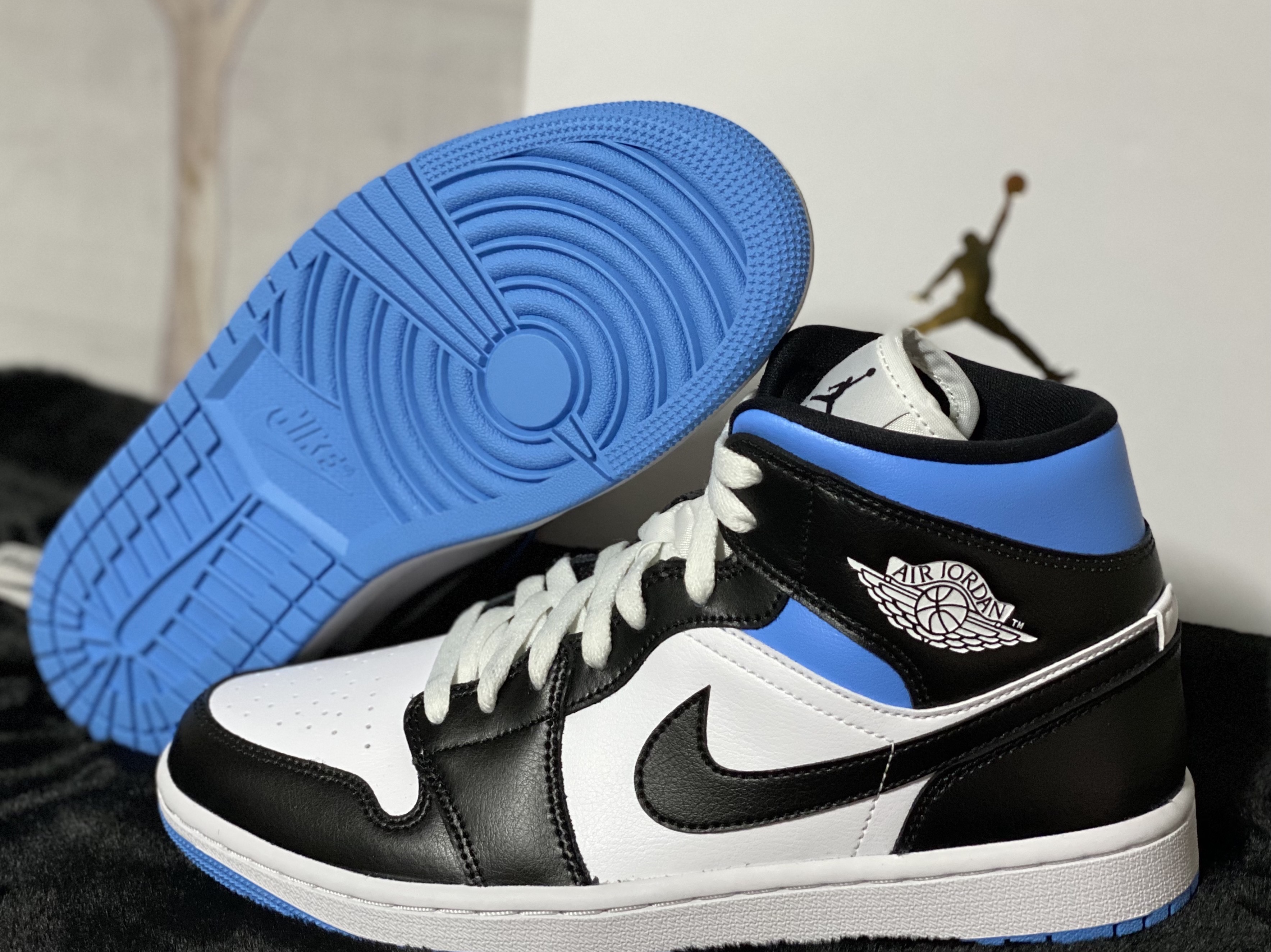 (W) Jordan 1 Mid White Black University Blue 착용 스타일 - 1
