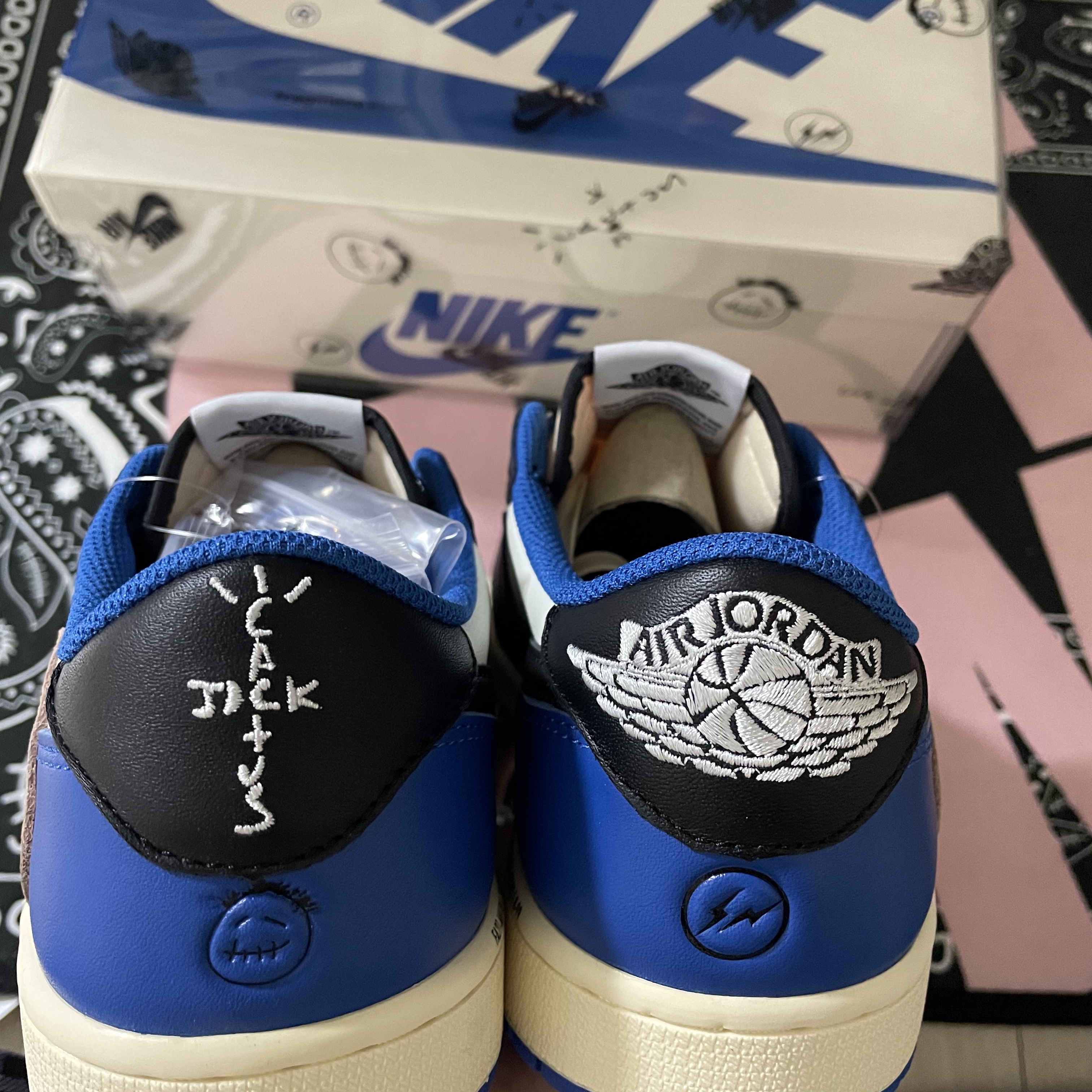 Jordan 1 x Travis Scott x Fragment Retro Low OG SP Military Blue, Jordan 1 x Travis Scott Retro High OG SP Mocha 착용 스타일 - 2