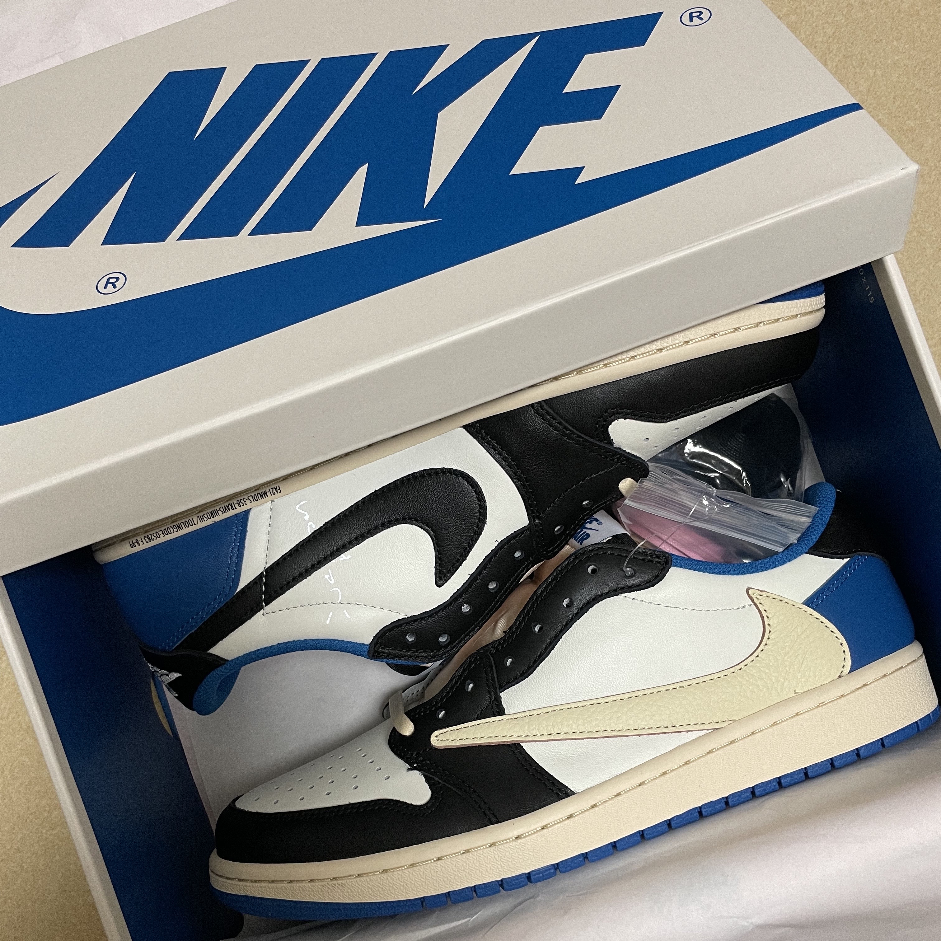 Jordan 1 x Travis Scott x Fragment Retro Low OG SP Military Blue 착용 스타일 - 2