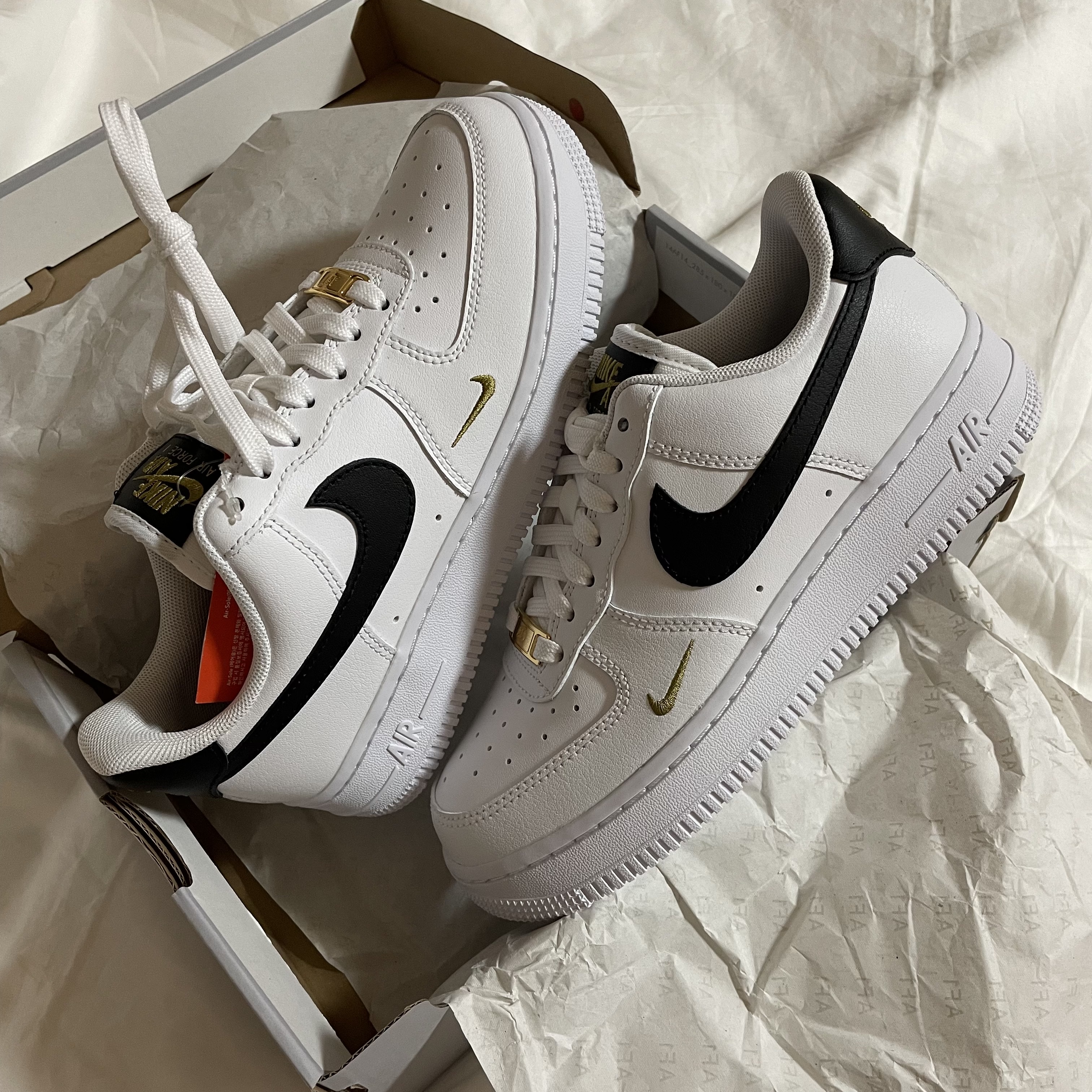 (W) Nike Air Force 1 '07 Essential White Black 착용 스타일 - 4
