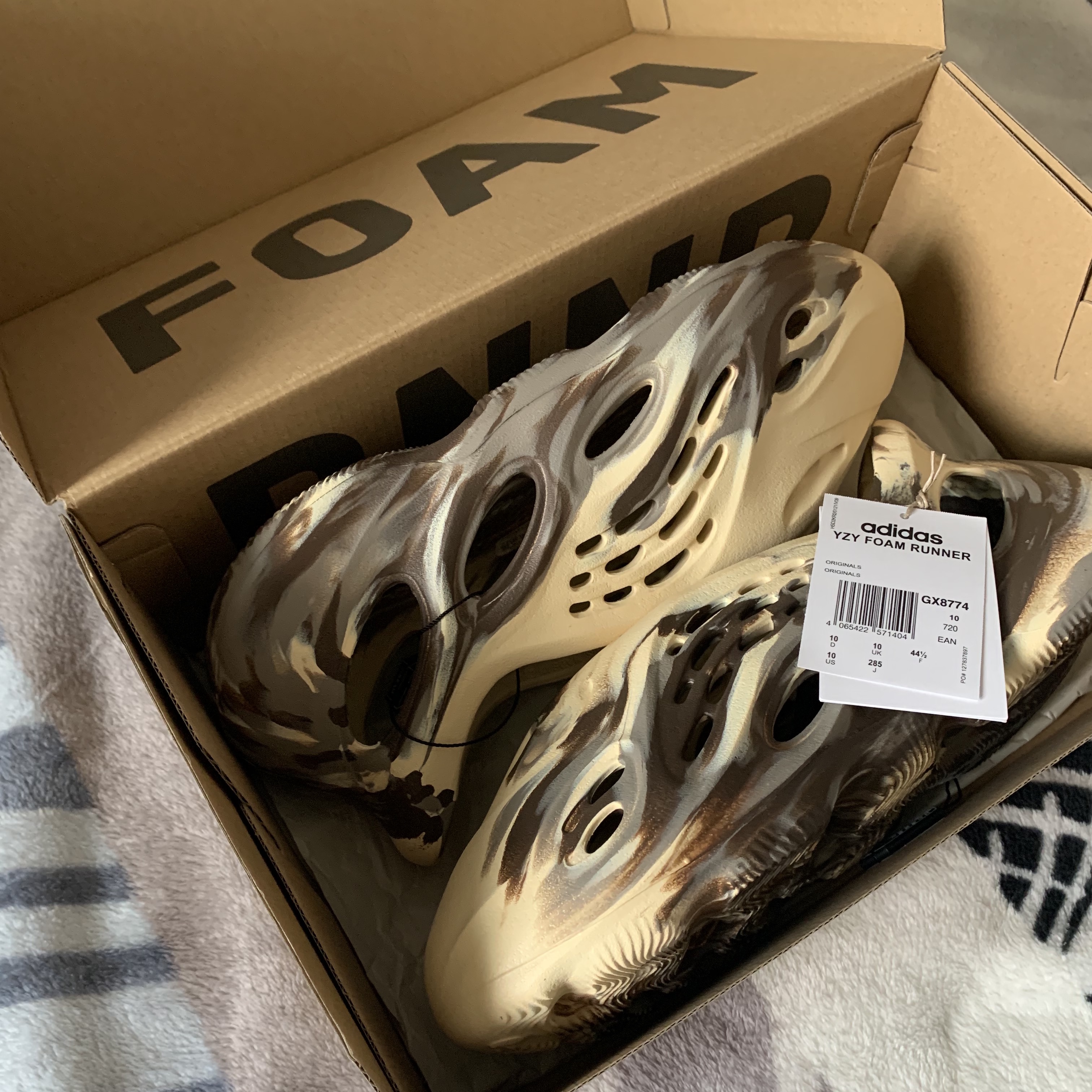 Adidas Yeezy Foam RNNR MX Cream Clay 착용 스타일