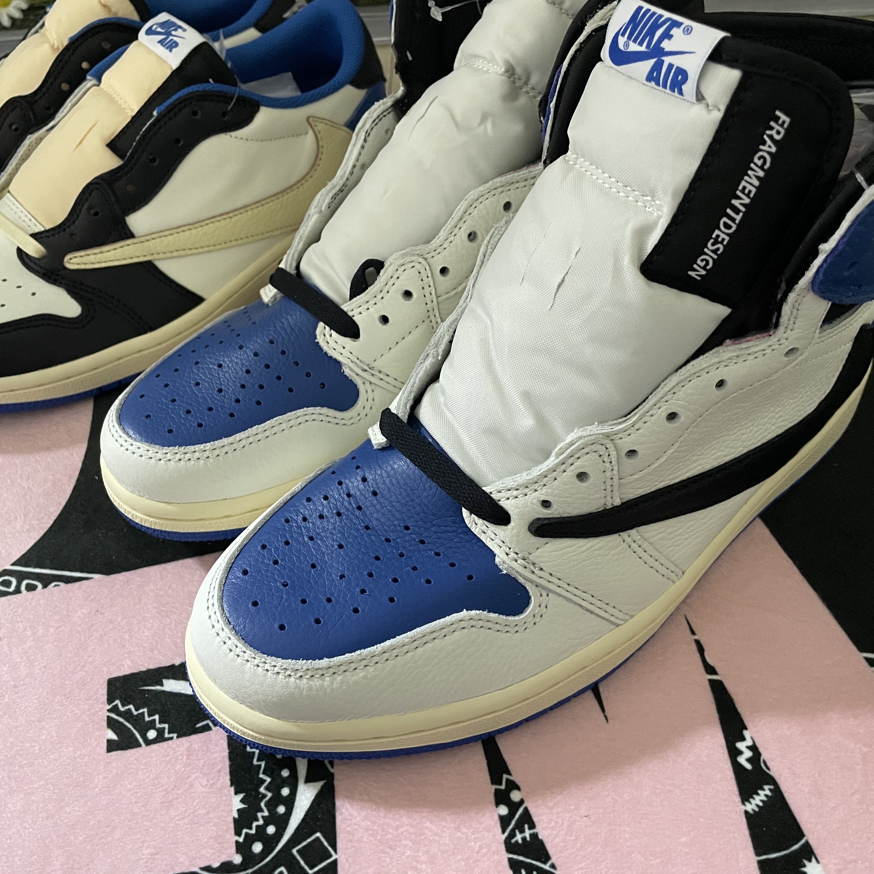 Jordan 1 x Travis Scott x Fragment Retro Low OG SP Military Blue, Jordan 1 x Travis Scott Retro High OG SP Mocha 착용 스타일 - 3