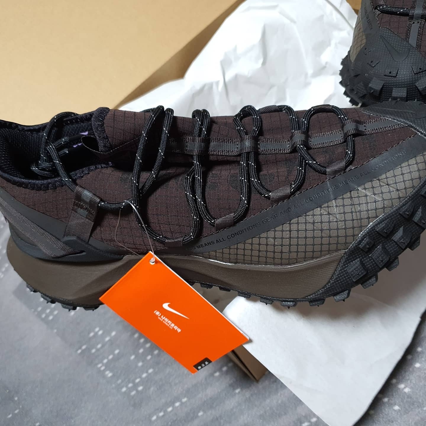 Nike ACG Mountain Fly Low Brown Basalt 착용 스타일 - 2