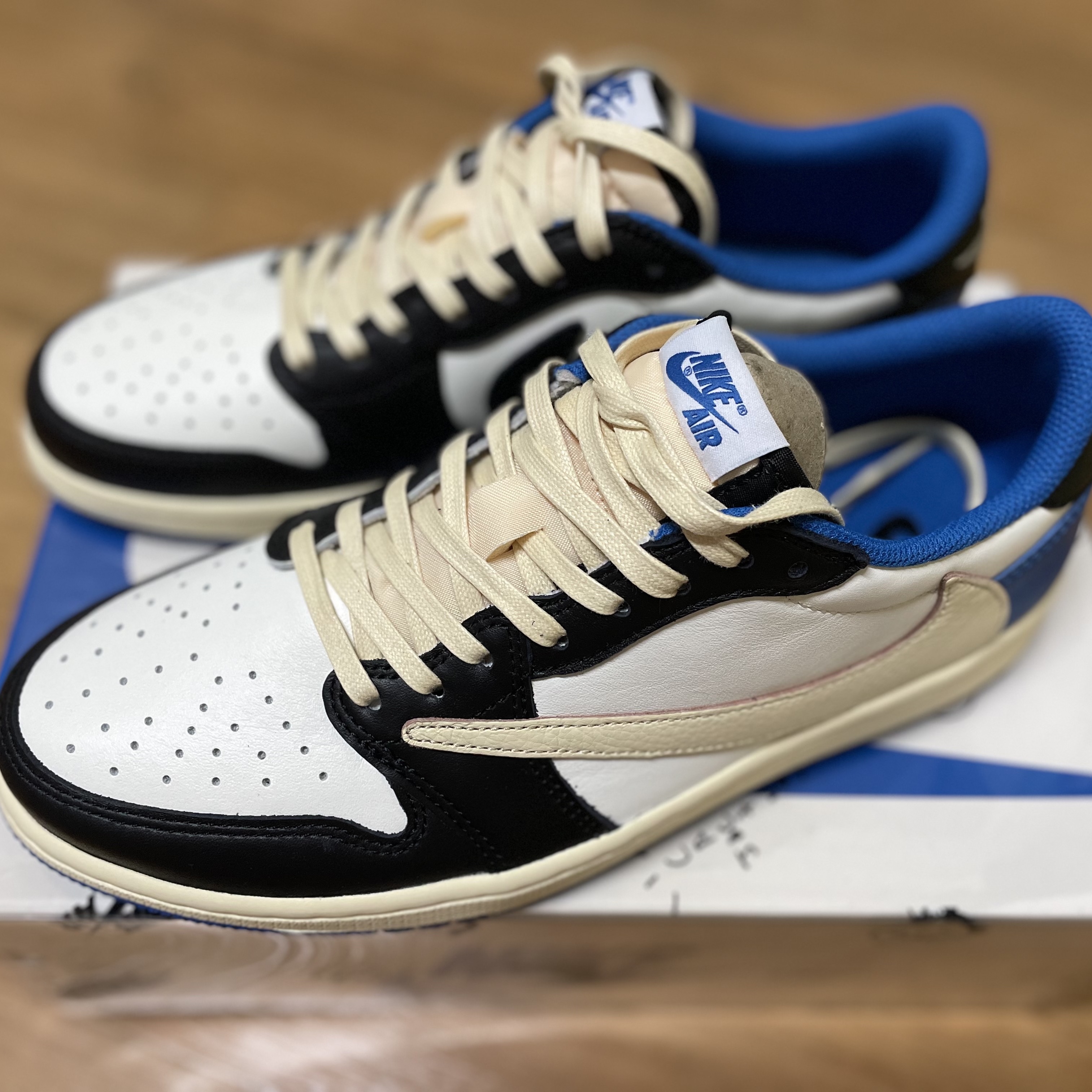 Jordan 1 x Travis Scott x Fragment Retro Low OG SP Military Blue 착용 스타일 - 4
