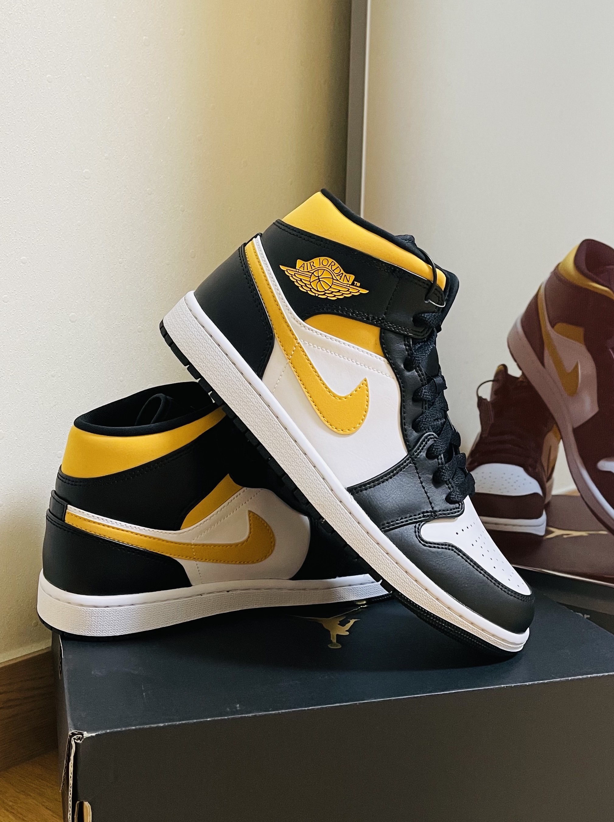 Jordan 1 Mid Pollen 착용 스타일
