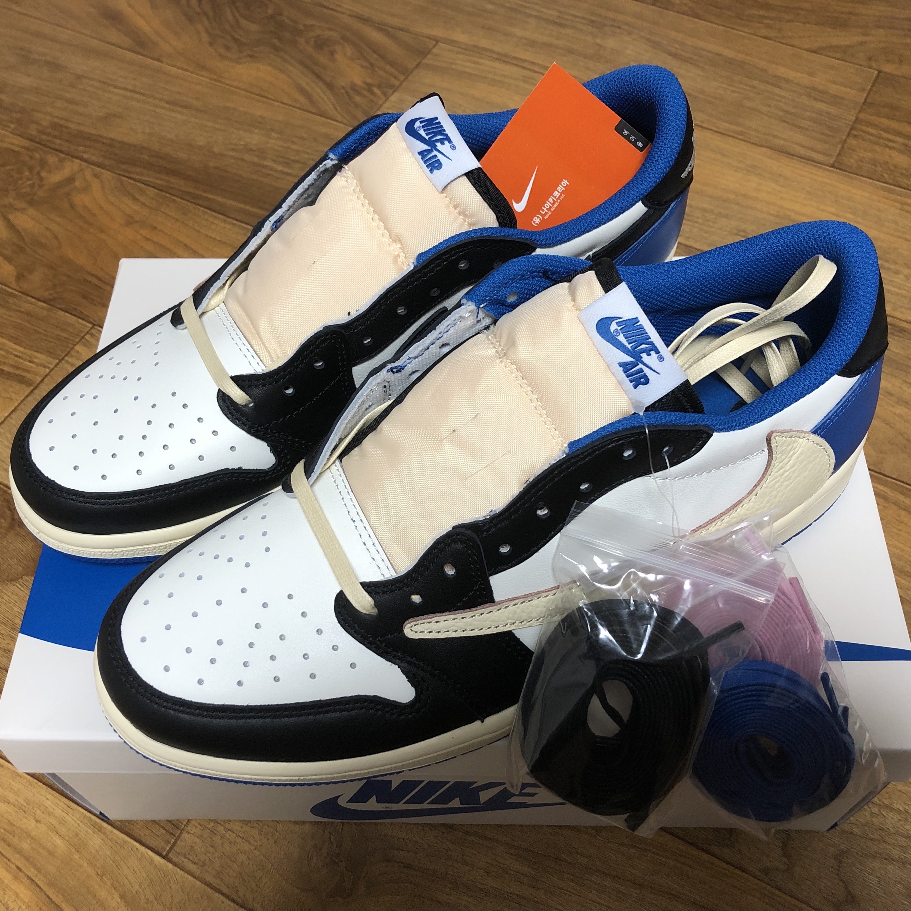 Jordan 1 x Travis Scott x Fragment Retro Low OG SP Military Blue 착용 스타일 - 2