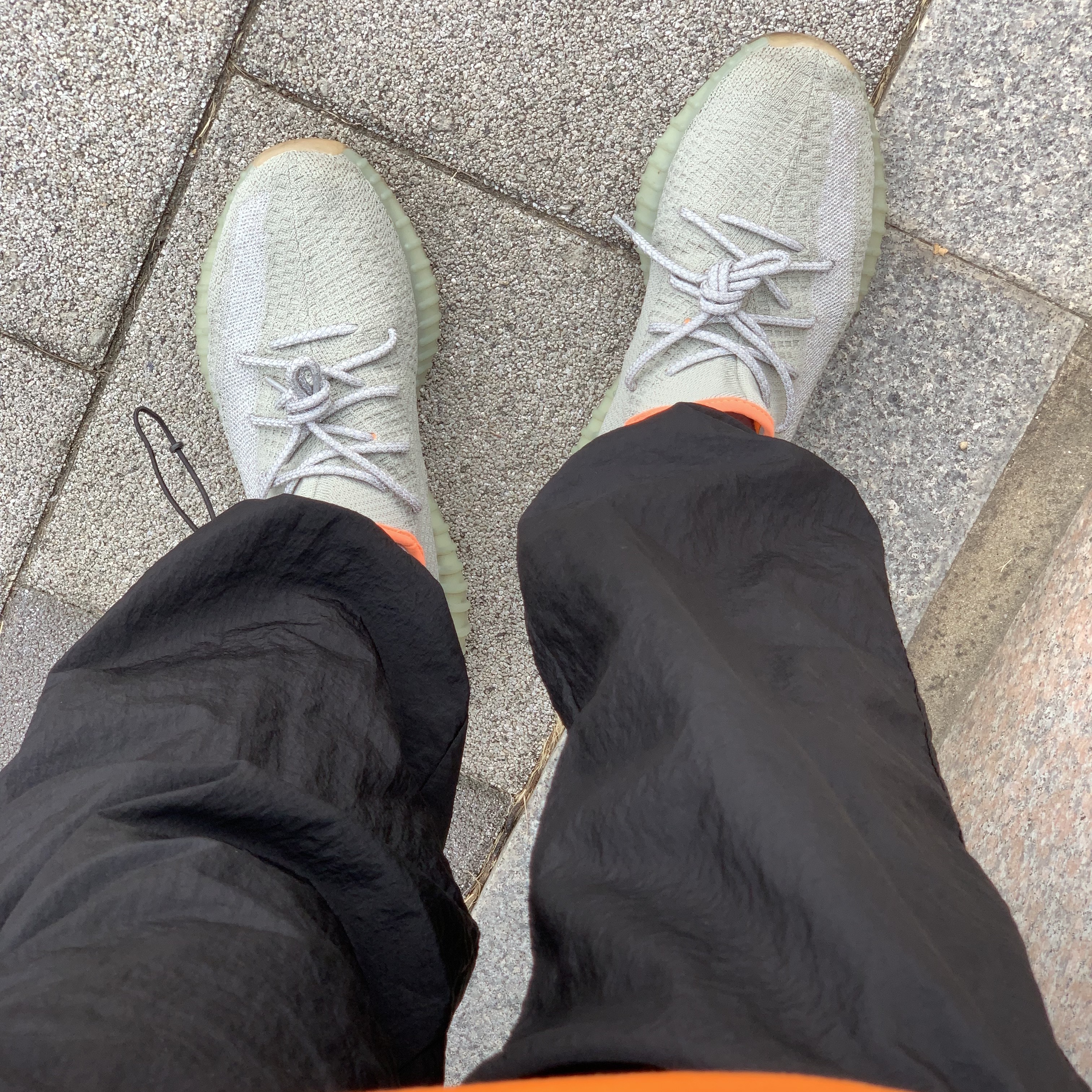 Adidas Yeezy Boost 350 V2 Desert Sage 착용 스타일 - 3