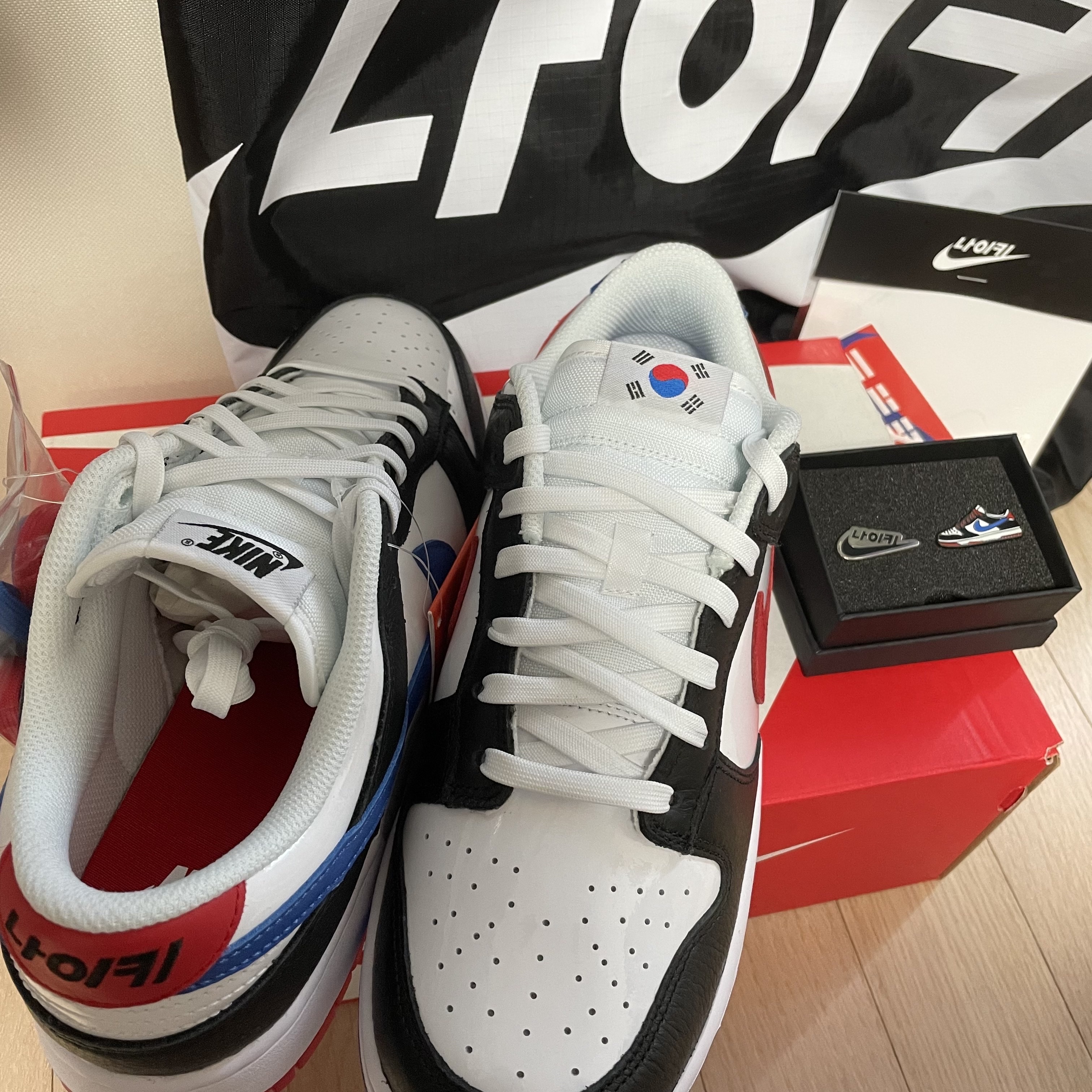 Nike Dunk Low SE Seoul (With Special Gift) 착용 스타일 - 2