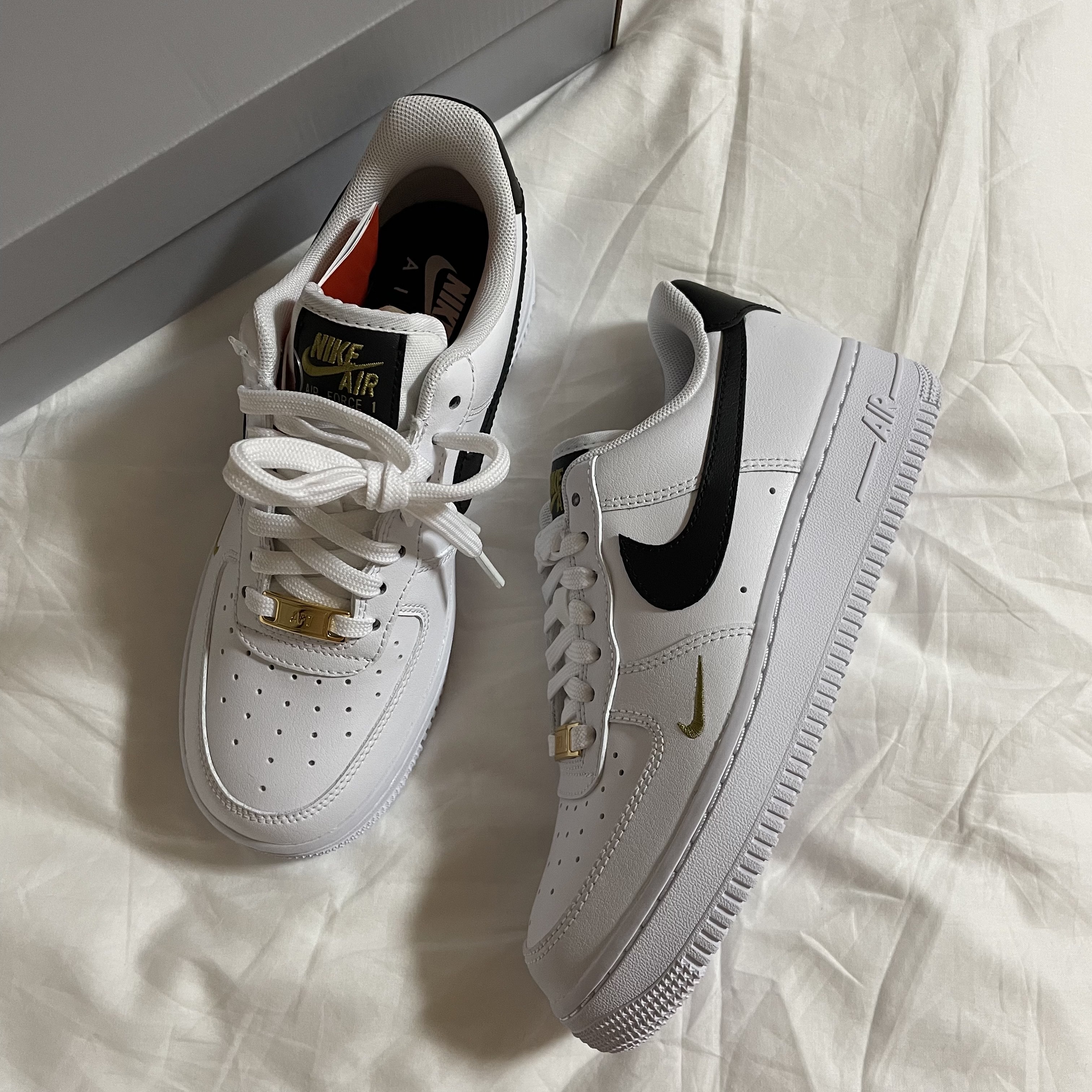 (W) Nike Air Force 1 '07 Essential White Black 착용 스타일 - 3