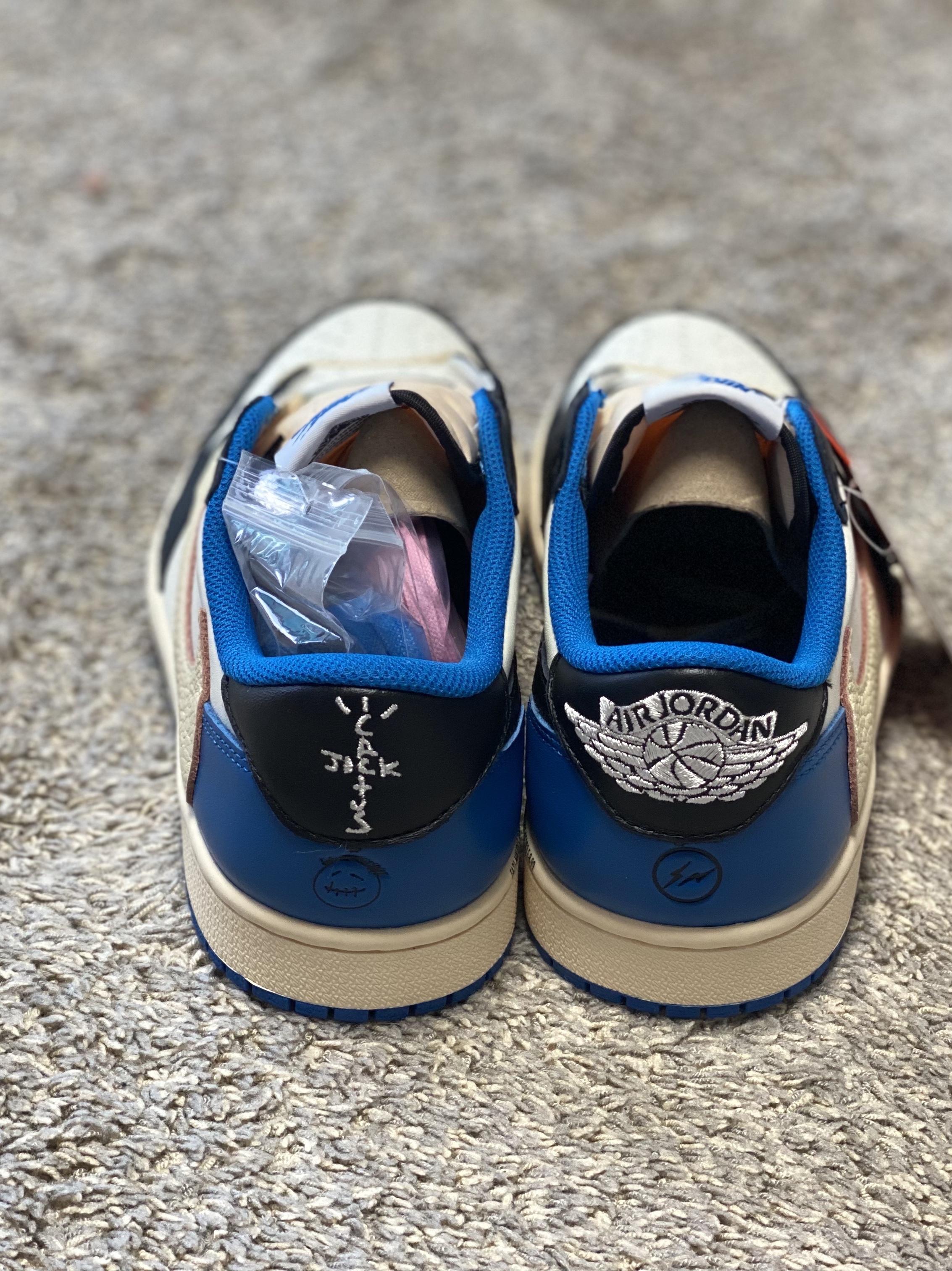 Jordan 1 x Travis Scott x Fragment Retro Low OG SP Military Blue 착용 스타일 - 2