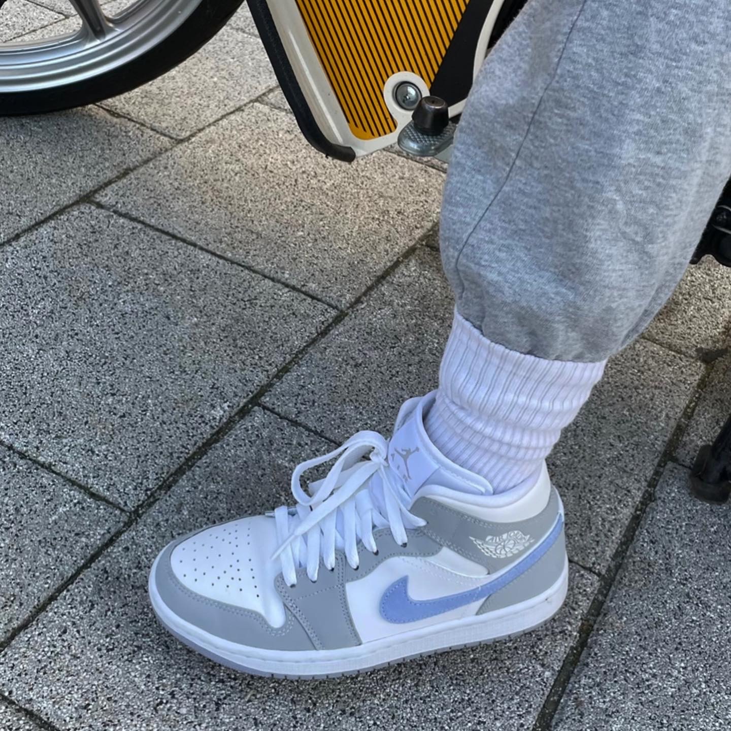 (W) Jordan 1 Mid Wolf Grey 착용 스타일 - 2