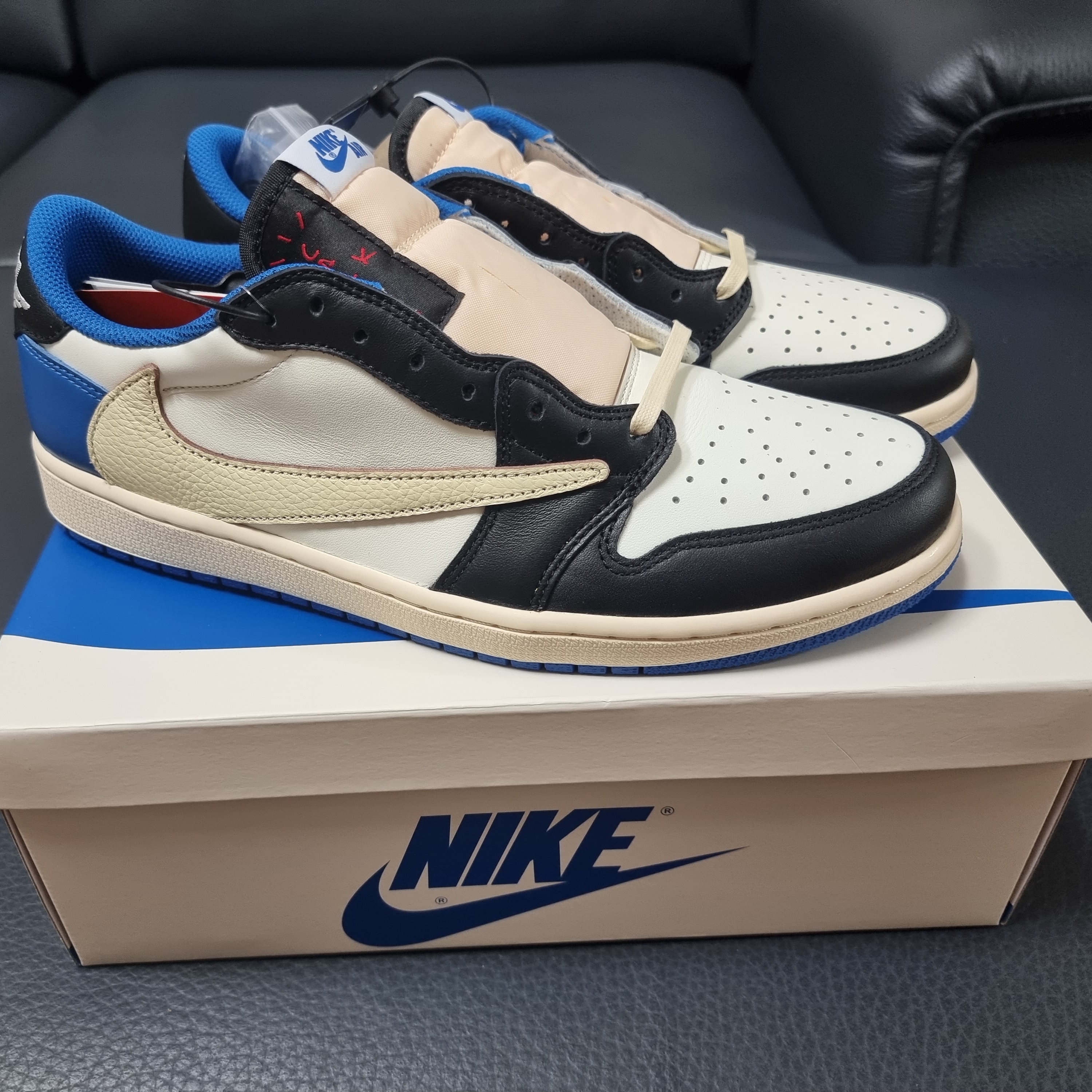 Jordan 1 x Travis Scott x Fragment Retro Low OG SP Military Blue 착용 스타일 - 2